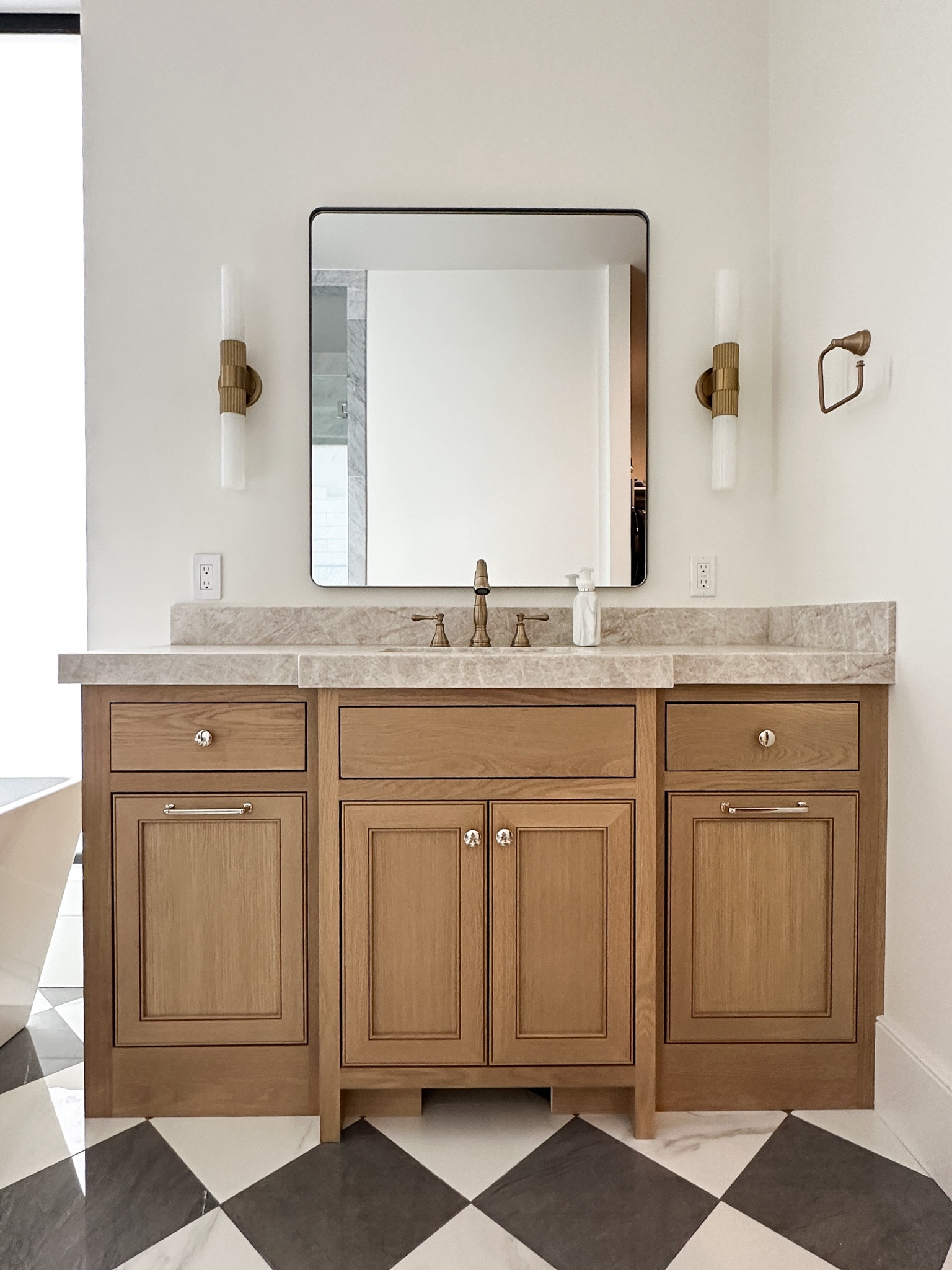 Bathroom sources - head to @honeybuilthome on IG to see all the details 