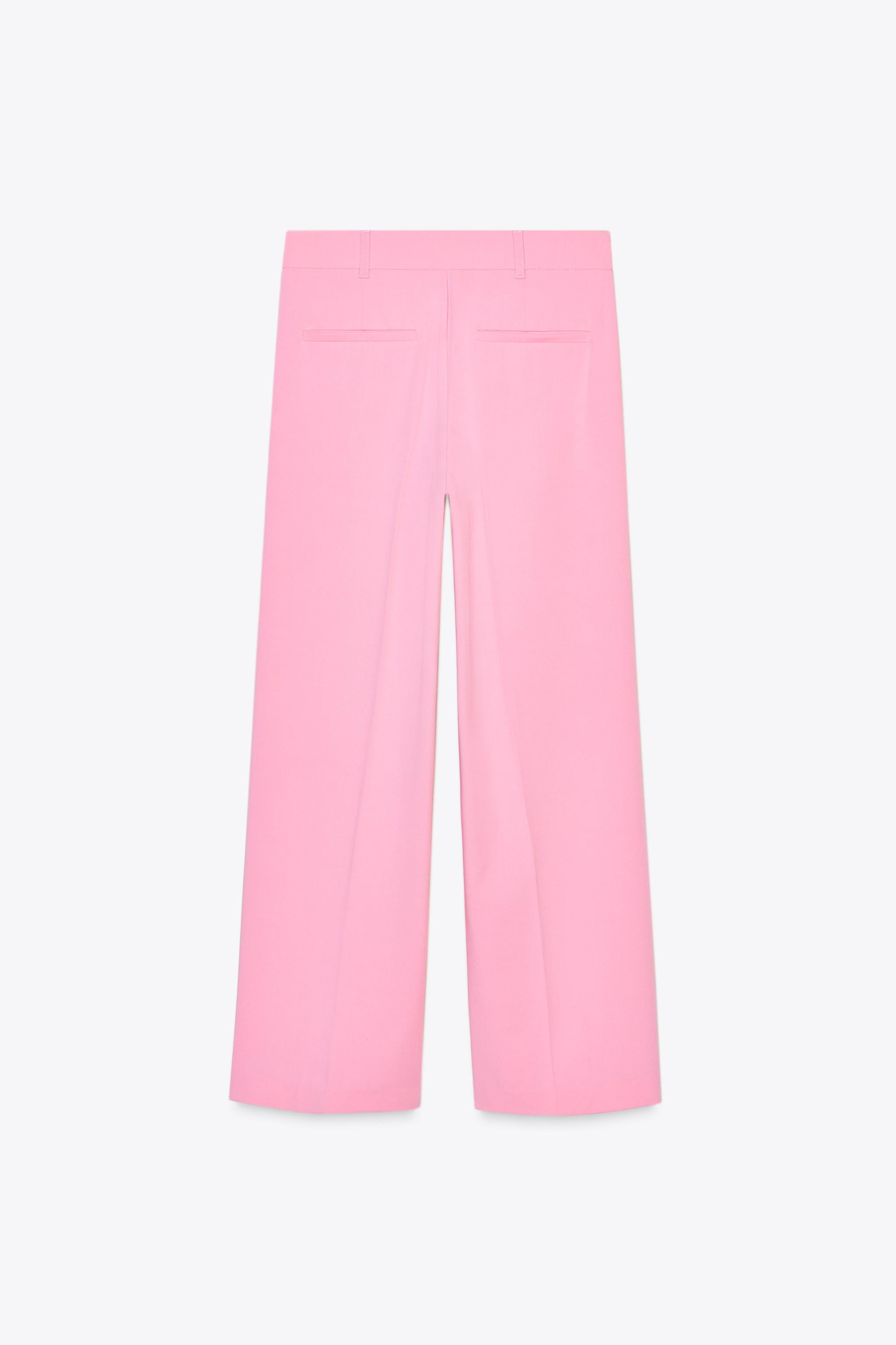 Pantaloni a vita alta con passanti. Tasche laterali e finte tasche a filetto posteriori. Chiusura... | Zara IT