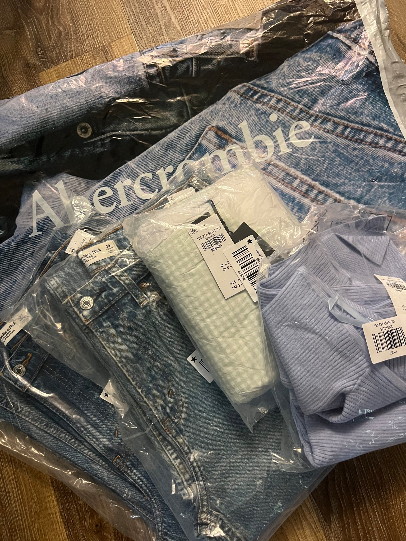 ✨Recent Abercrombie Order!!!✨

Small in blue sweater shirt
Medium in green gingham dress
27/28 in 90s Relaxed Jeans (stay tuned for some more in depth sizing)

Abercrombie finds, Abercrombie order, Abercrombie denim, Abercrombie deals, Abercrombie sale, Abercrombie jeans, 90s denim, athletic dresses, sweater tops, trending at Abercrombie

#LTKSaleAlert #LTKActive #LTKStyleTip