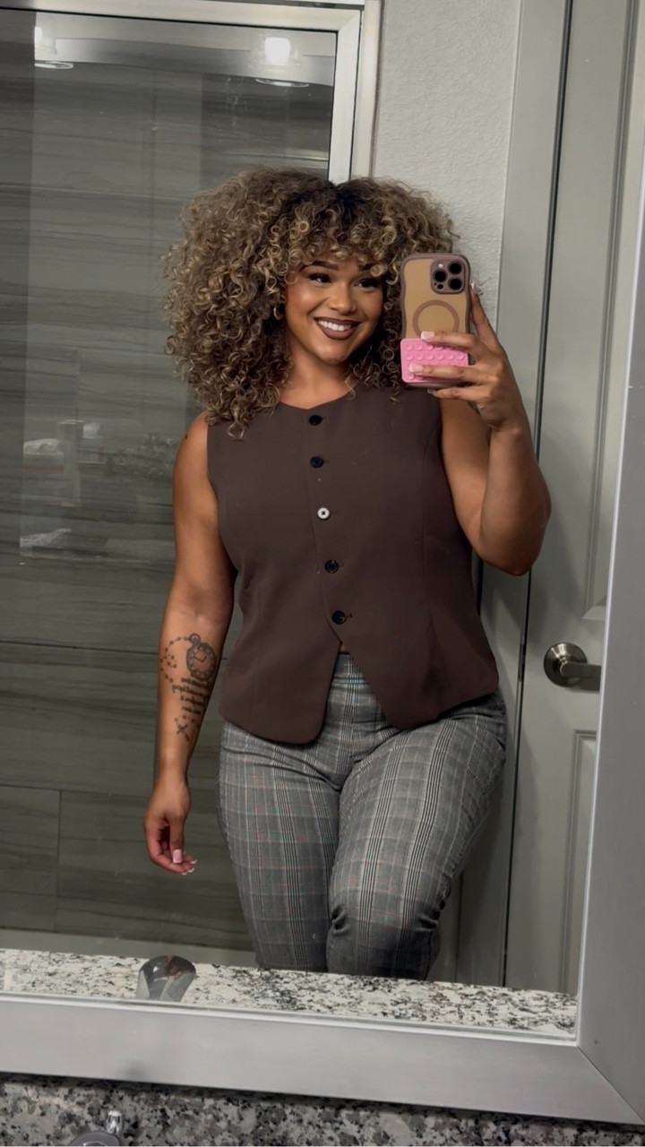 Rise and shine from your curly corporate bestie 🌞✨ Bringing back an oldie but definitely a goodie with this reel lineup! Still obsessed with our bestie @loveurcurls products 💕I used three of their products here (all linked in my storefront). And you already know I had to finish with extra volume courtesy of @sexyhair and @evahairnyc 😘💕

#curlyhairproducts #curlyhairsolutions #curlsincorporate