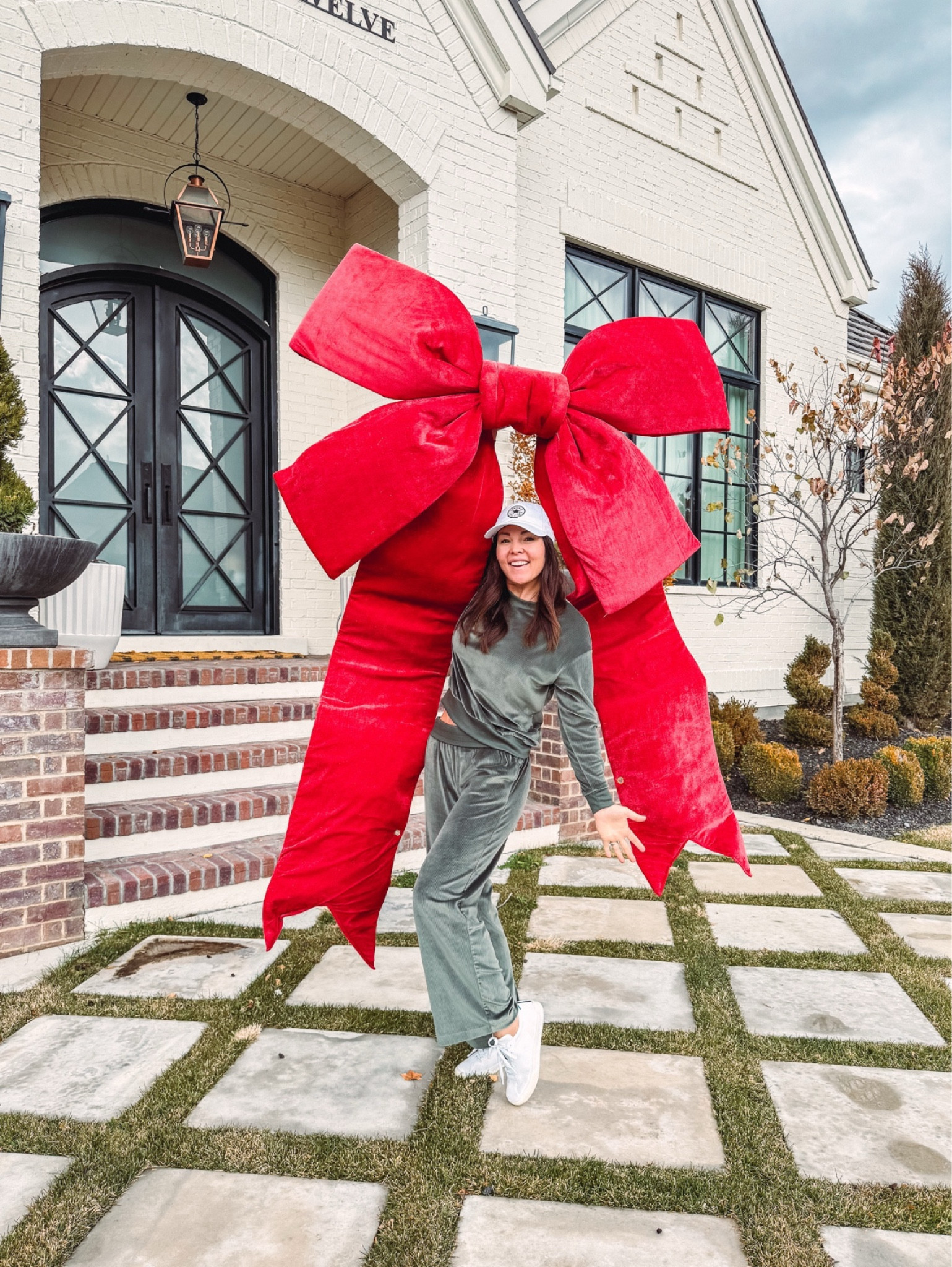 Giant red velvet outdoor bow decoration! Back in stock but hurry! 
Also comes with gold edging and various sizing. Mine is 48x60” - click through to see actual price 

Mine is 

#LTKHoliday #LTKHome #LTKSeasonal
