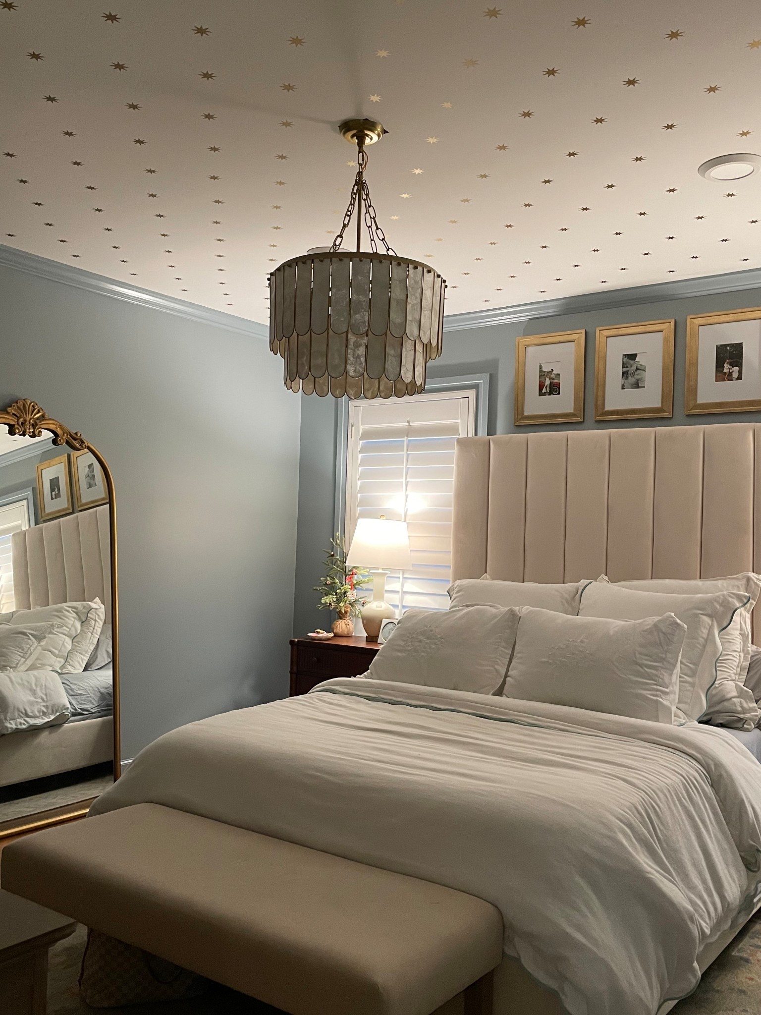 Star ceiling decals that look like the Schumacher Stargazer wallpaper!✨