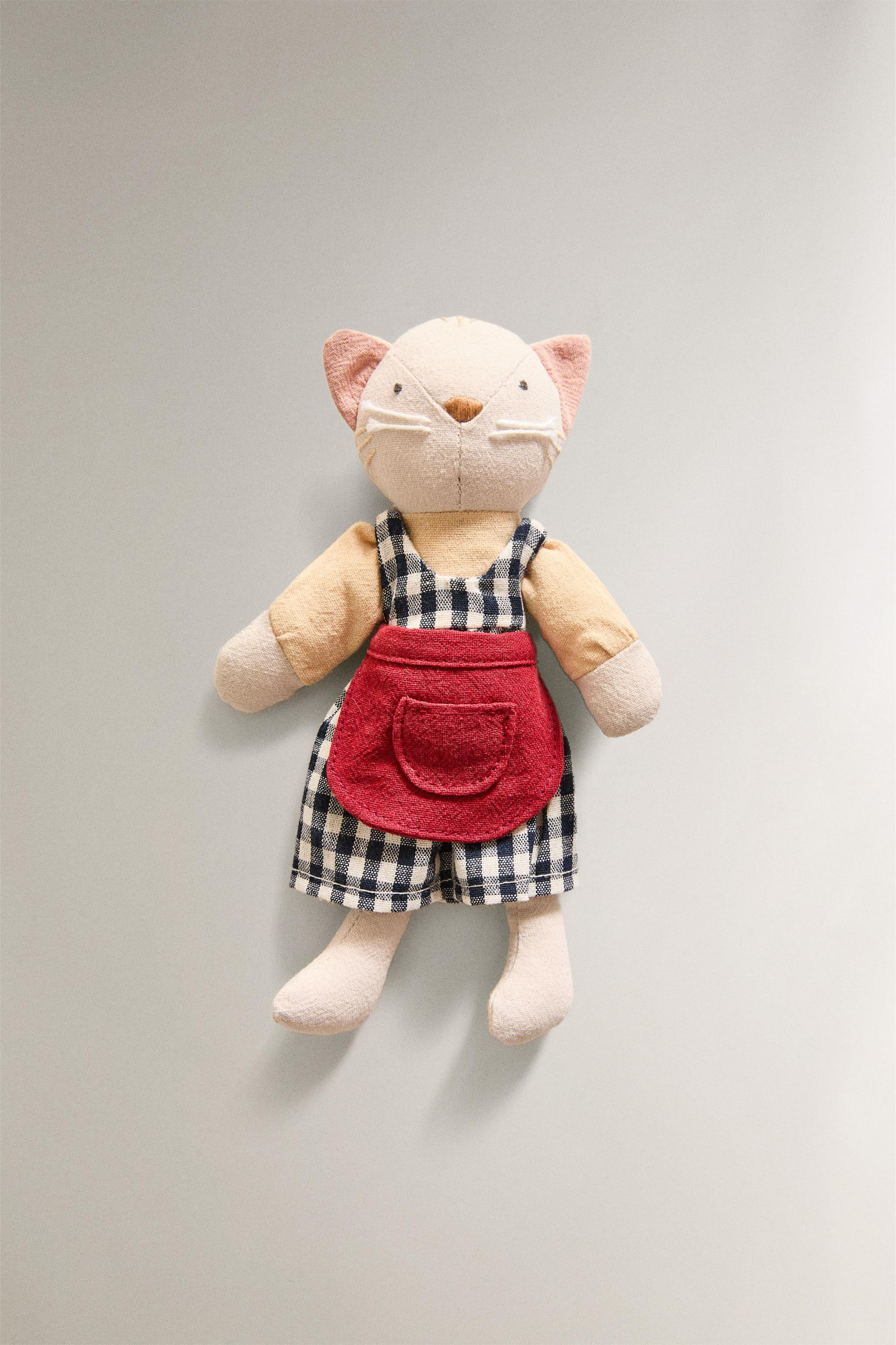 Kids' plush toy set in the shape of a cat family, dressed in supermarket aprons. The set includes... | Zara US