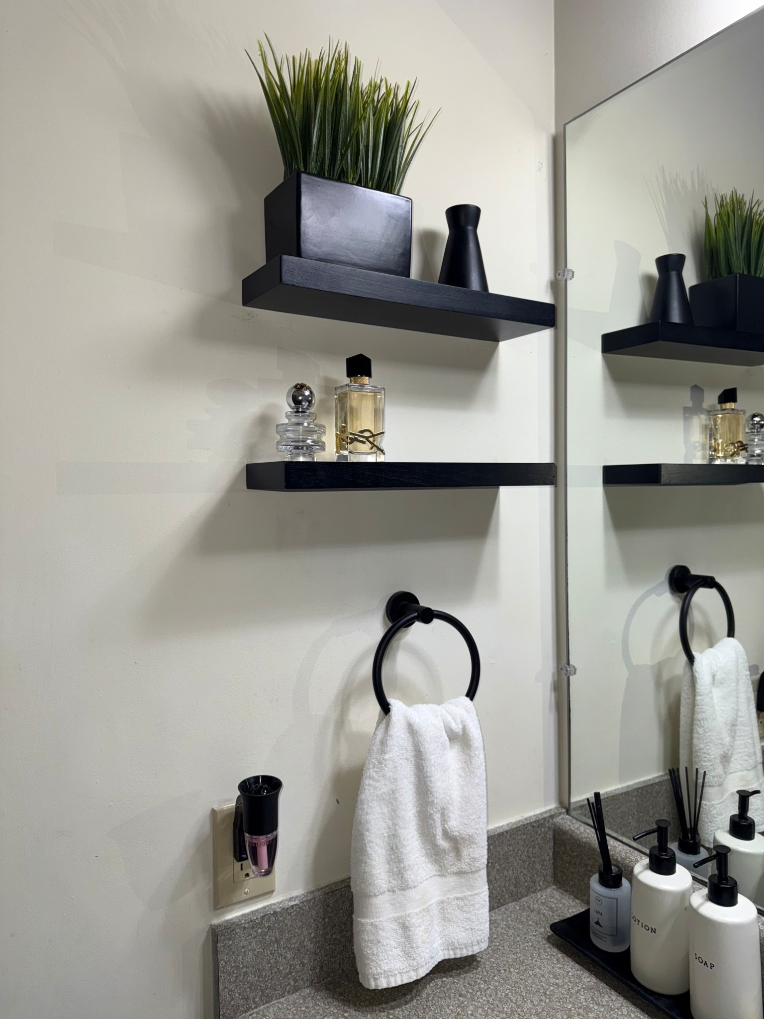 Bathroom updates 🖤

#LTKHome #LTKFindsUnder100 #LTKFindsUnder50