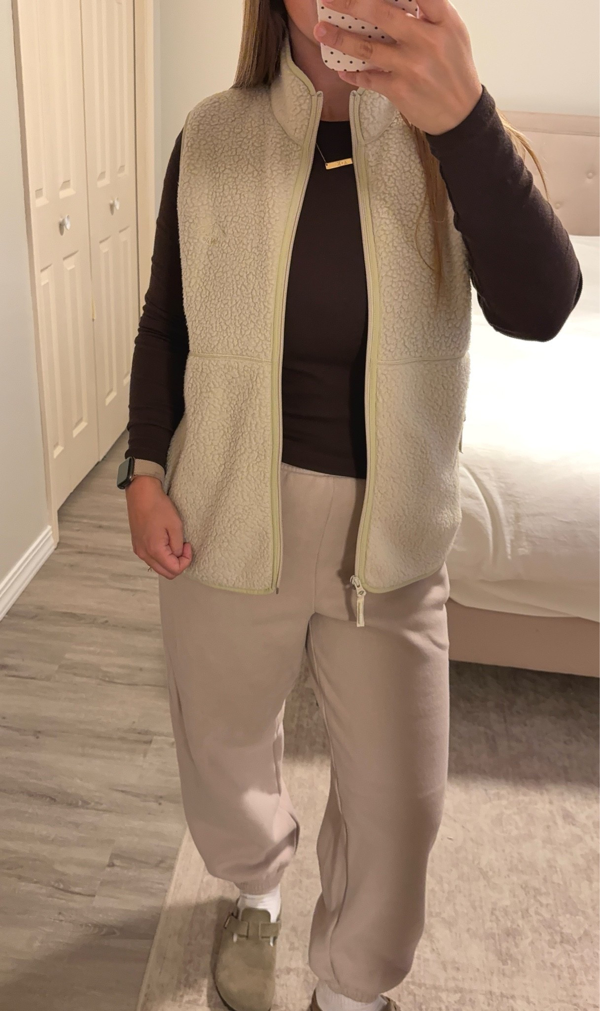Everything is a size medium 🤎 

#aritzia #fleece #vest #cozy #polartec #mullein #sweatpants #fallaesthetic #fallfashion