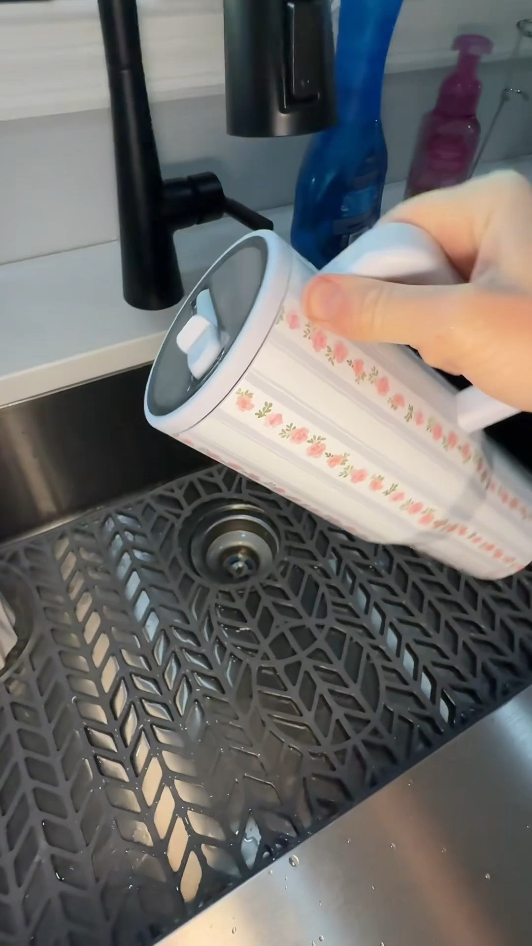 Finally a cute cup that doesn’t leak 👀☕️

Spill-proof, keeps drinks cold (or coffee hot), and perfect for throwing in your bag without worrying

I use this every single day 🤍

#LTKmomlife #LTKMothersDay #LTKfoodie