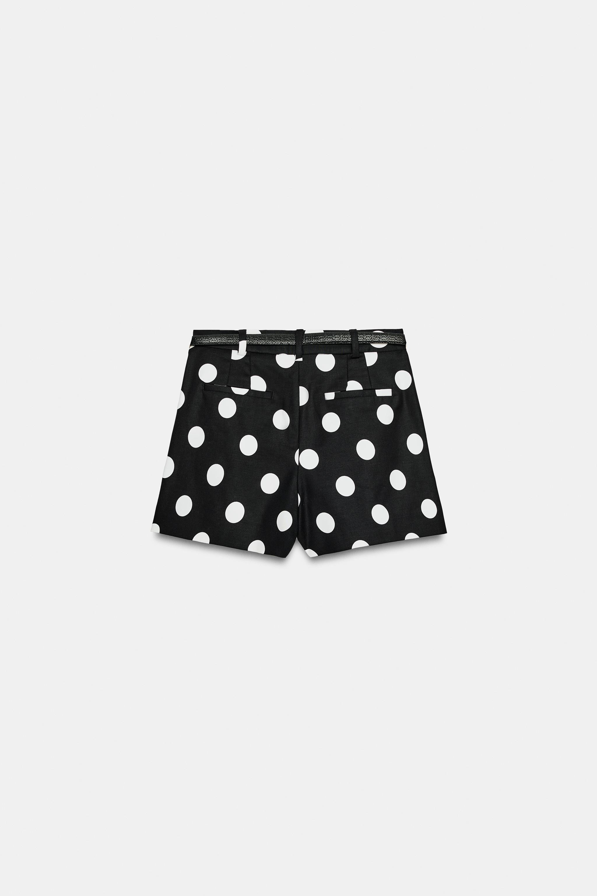 Mid-rise shorts with front pleats and a belt. Front pockets and back false welt pockets. Front zi... | Zara US