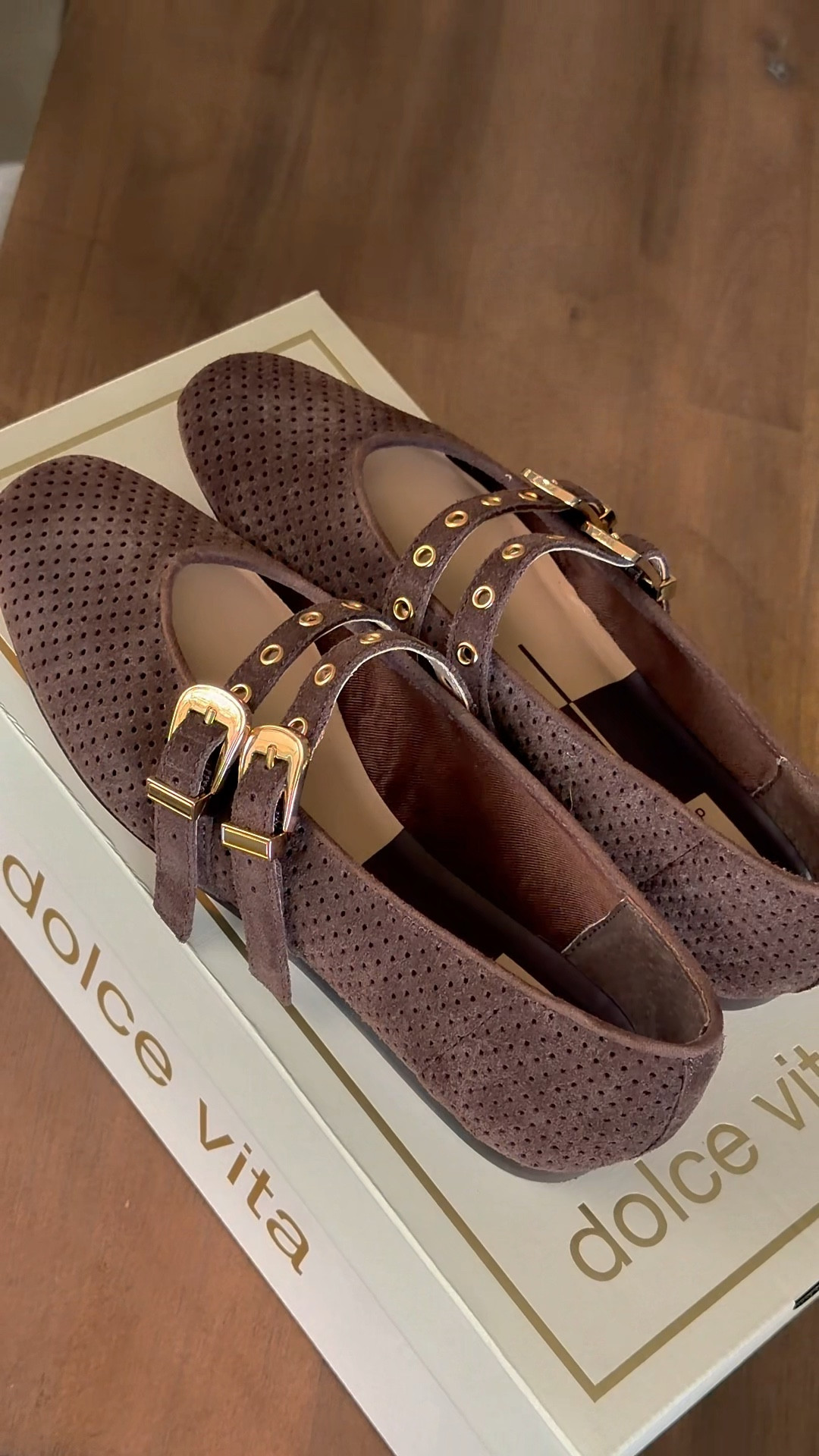 Unbox my new Dolce Vita flats🤎 

#LTKootd #LTKWorkwear #LTKgrwm