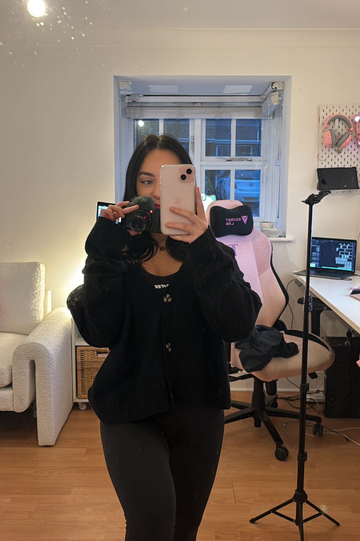 camera, phone and tripod I use 📷 📱 