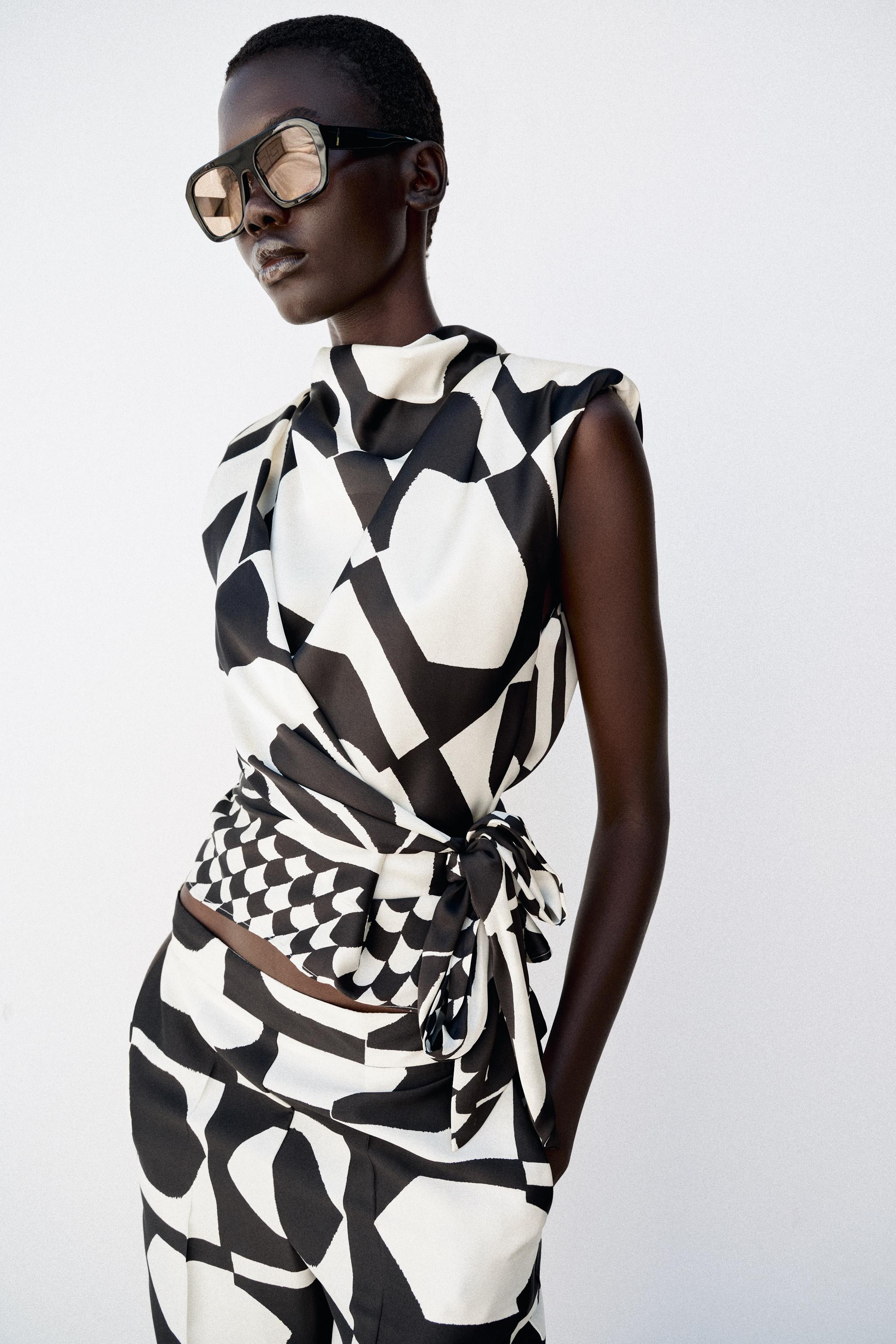 Satin top featuring a draped neckline, sleeveless cut with shoulder pads and pleat detailing. Kno... | Zara US