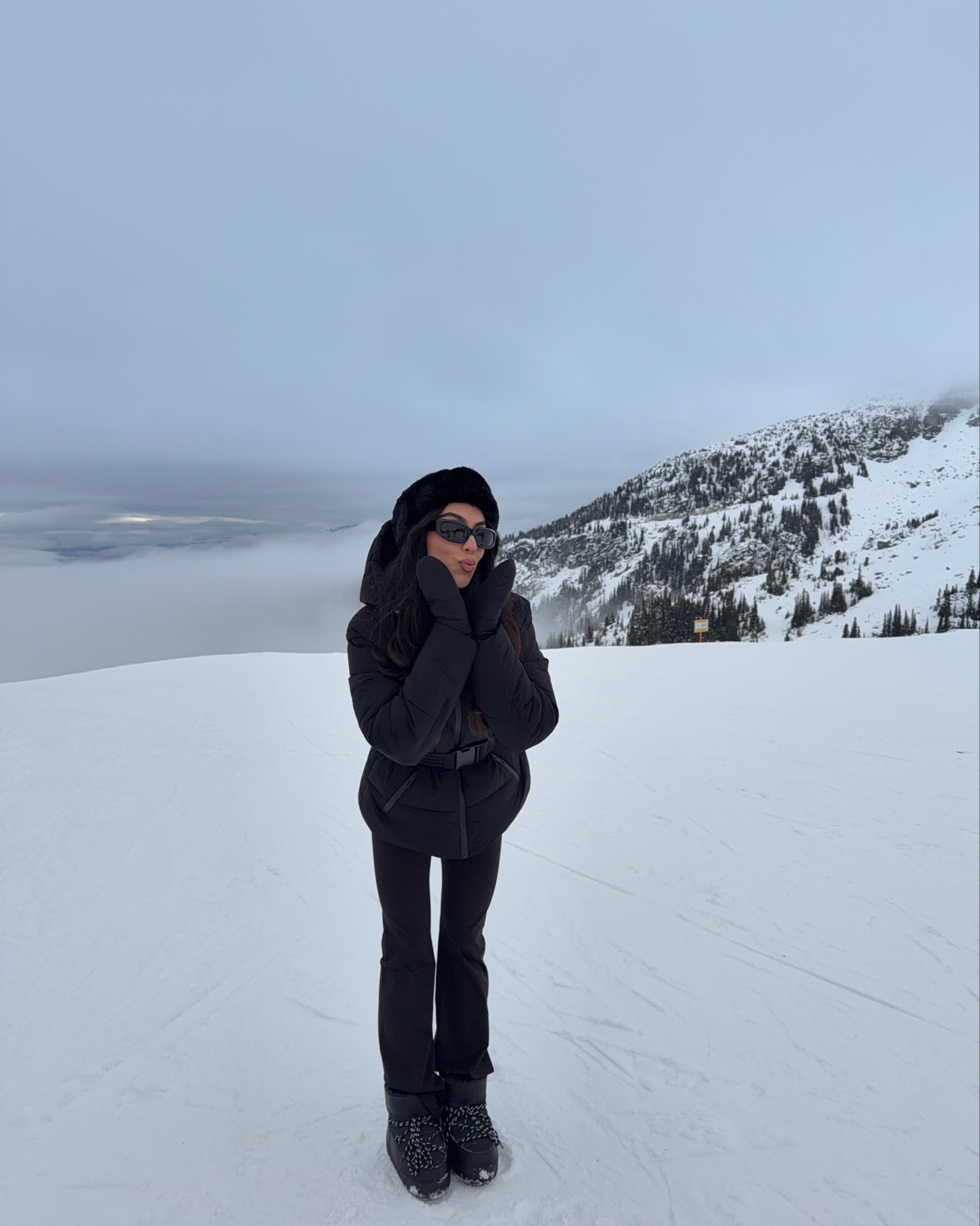 All black winter ski outfit 🖤 

#LTKholiday #LTKcanada #LTKwinter