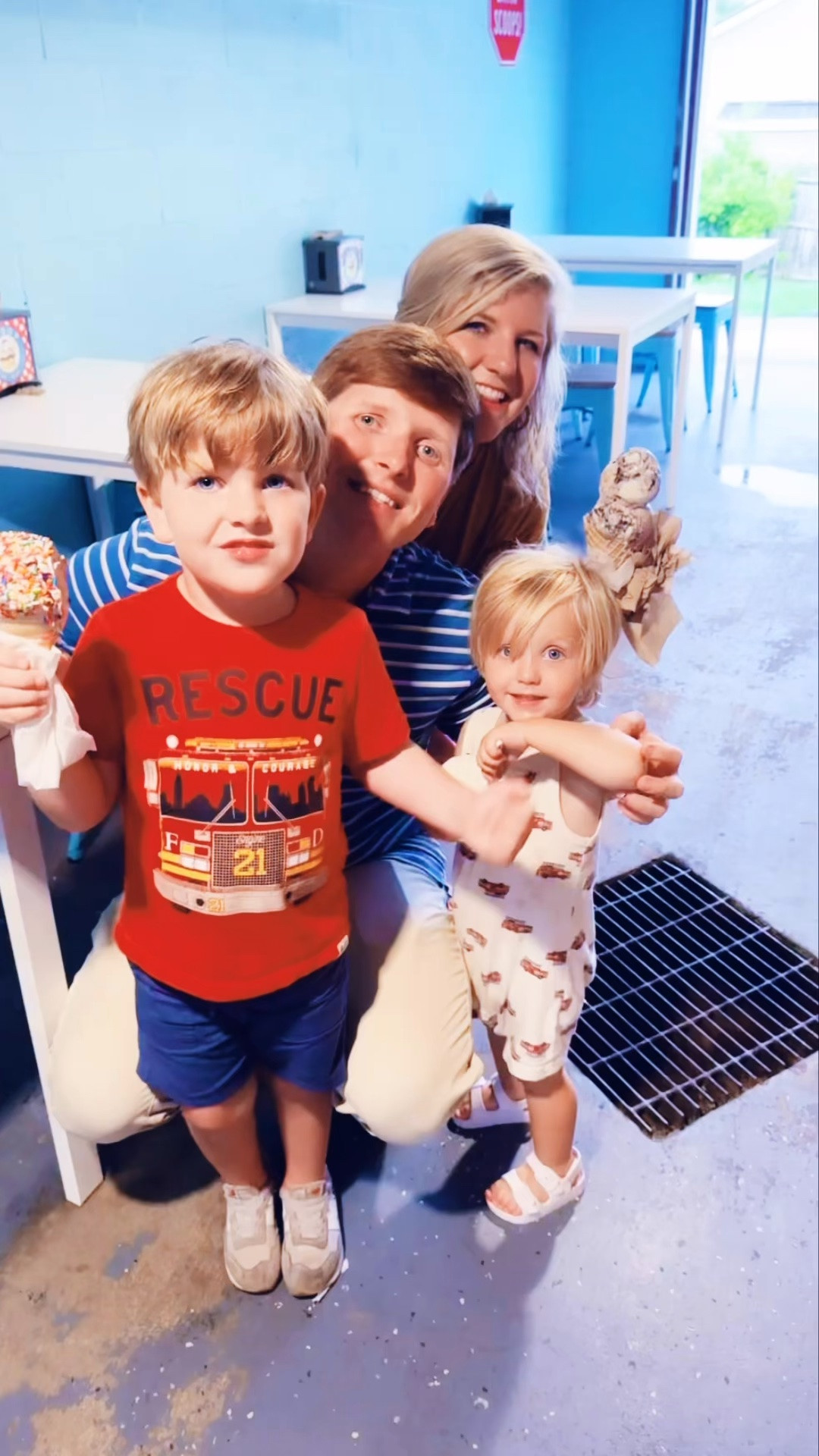 A summer monday night well spent out at the icecream shop 🍦🍨 with these little small town cuties!!! 👶🏼😍