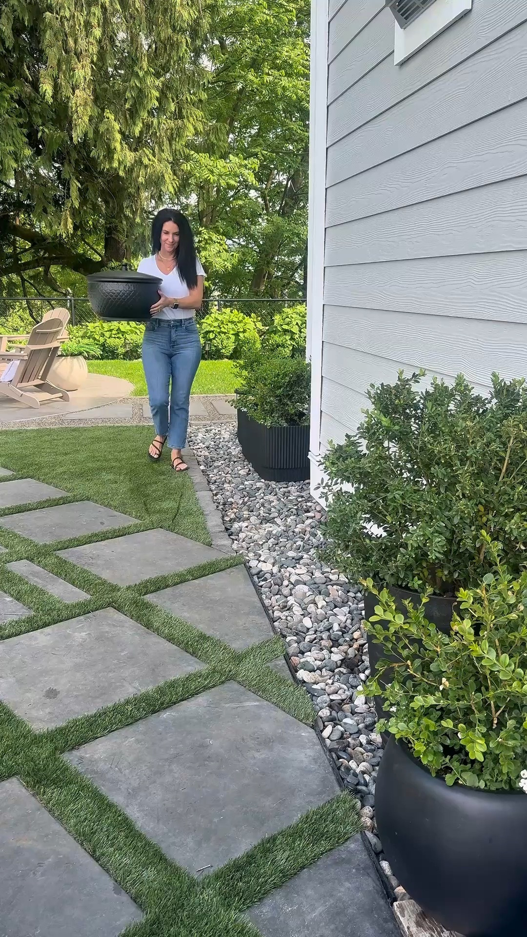 A cute solution for the garden hose situation.. a sturdy metal container that blends right in🤌🏻