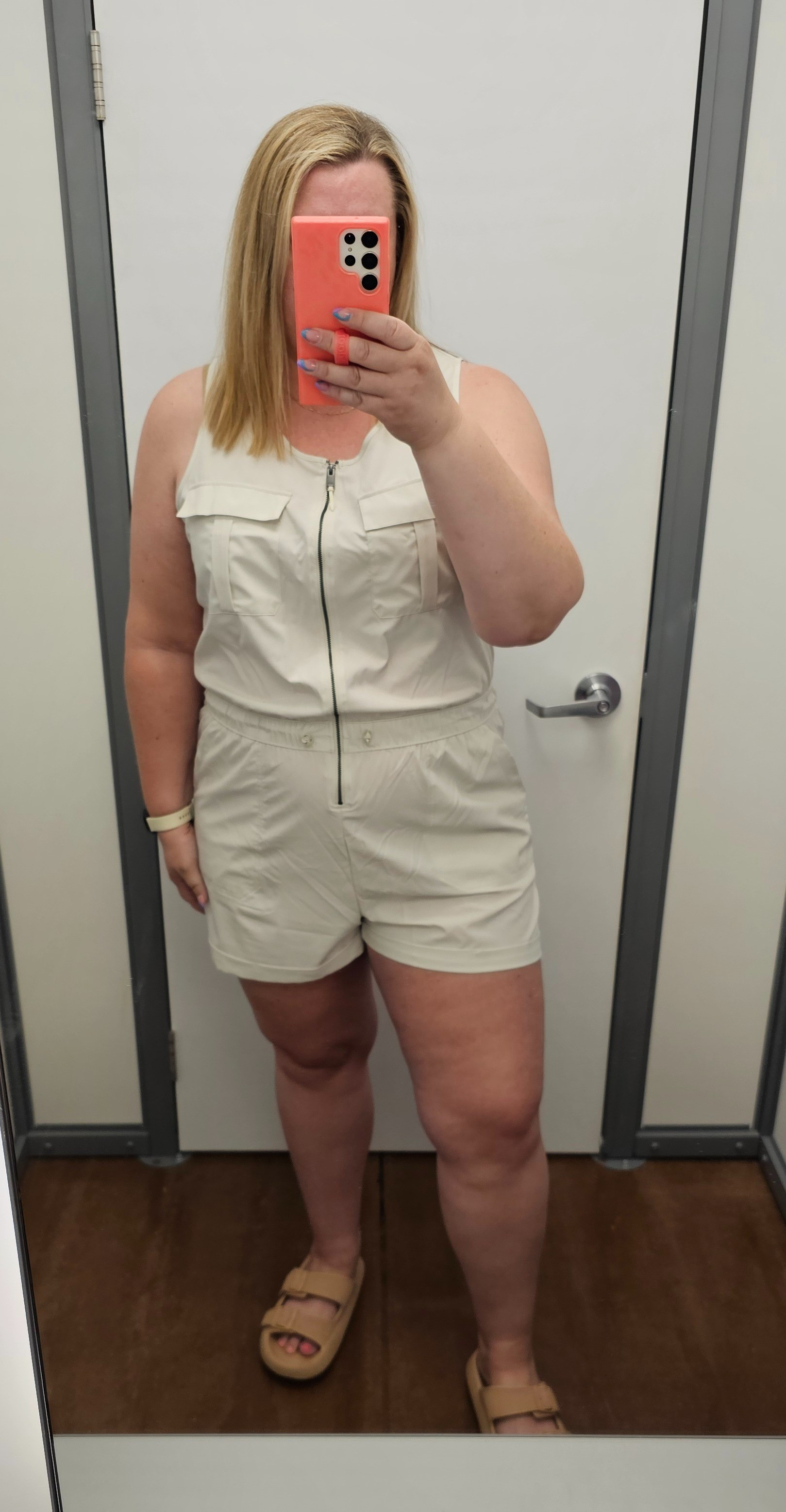 This romper is so good.  Extremely lightweight. Functional zipper. Wearing the size XL. 

