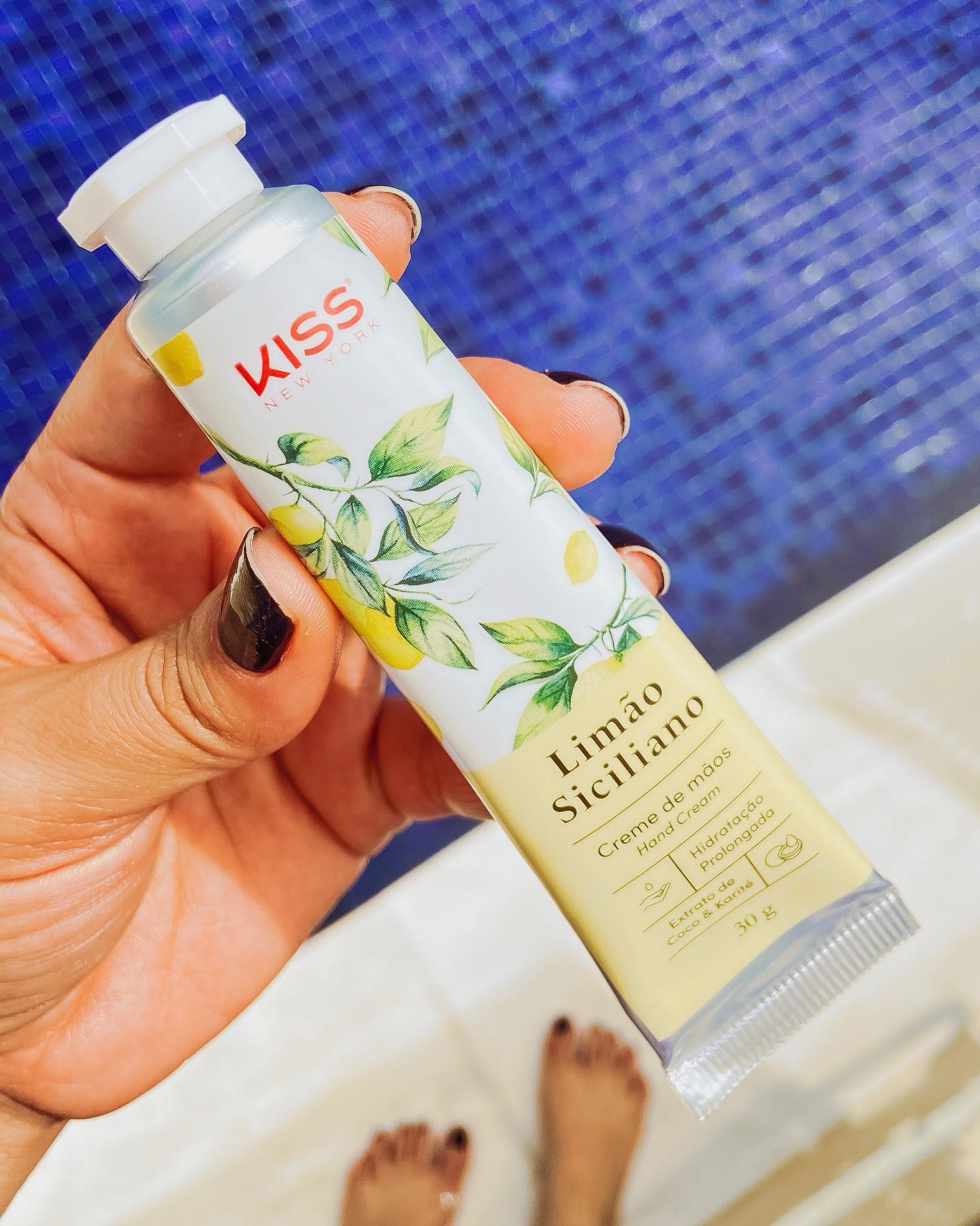 Meu companheiro de viagem para conter o ressecamento das minhas mãos 🙌 com extrato de coco & karité  e uma Francis fresca de limão siciliano 🍋💛💚 #BelezaQueCuida 

Permuta 📦