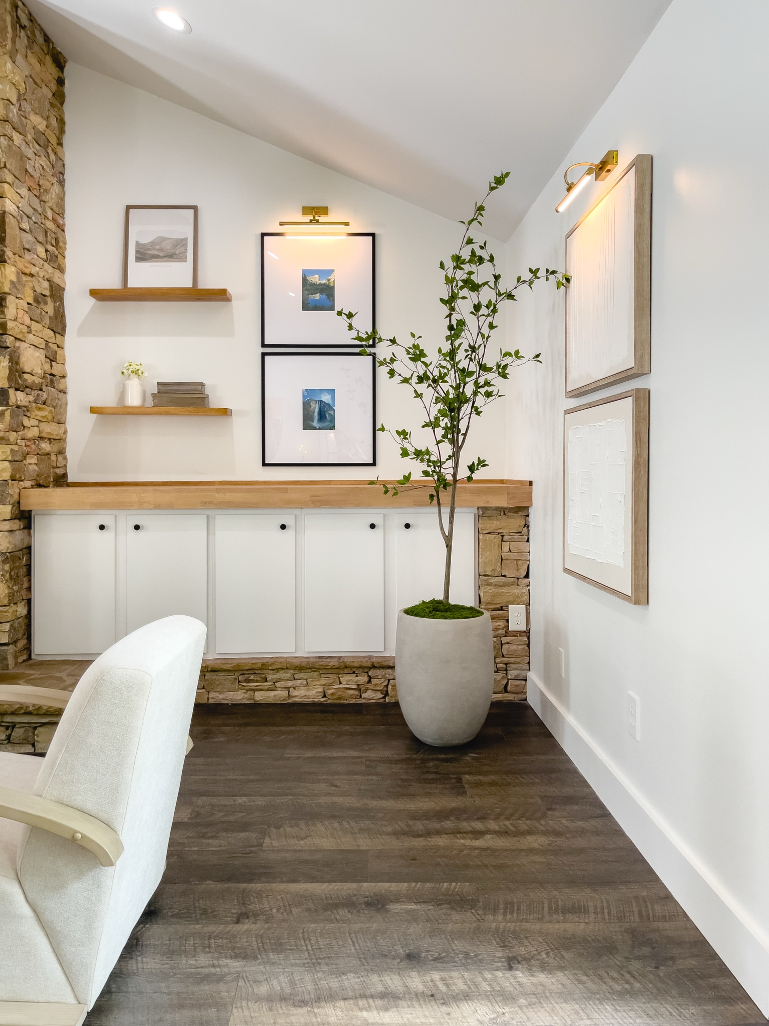 Decoración de rincón + chimenea con tonos neutros

#LTKStyleTip #LTKHome