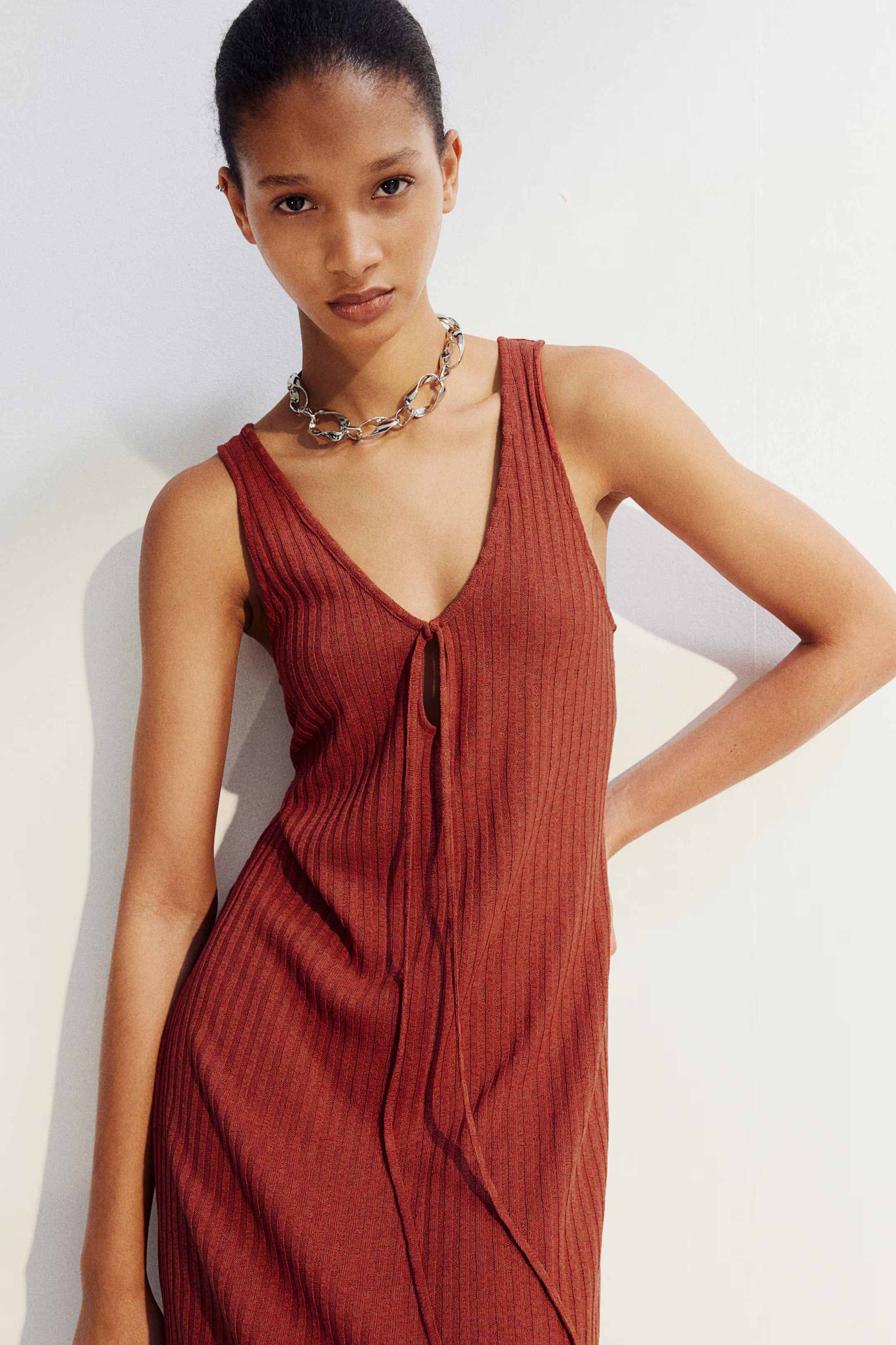 Tie-detail rib-knit dress - Deep neckline - Sleeveless - Rust red - Ladies | H&M GB | H&M (UK, MY, IN, SG, PH, TW, HK)