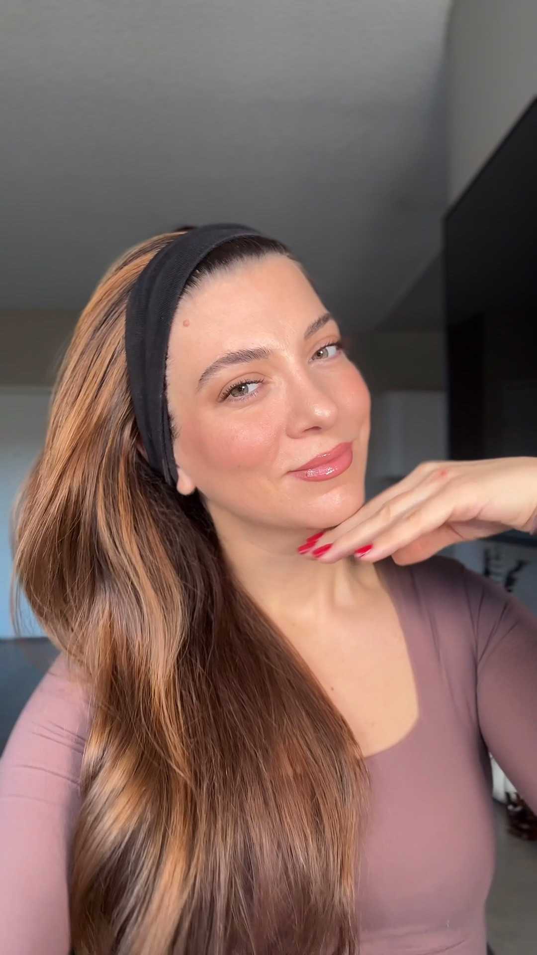 My 10-min makeup routine when I’m rushing out the door ✨

SHADES -
Foundation stick: 3 fair
Eyeshadow: chestnut
Concealer: n3
Bronzer: medium Blush: glassy hibiscus
Liner: wherever walnut
Gloss:velvet daisy