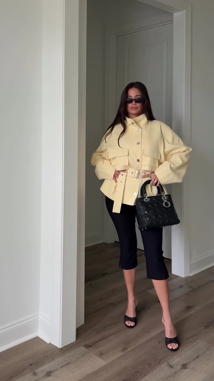 Jacket: size M
Capris: size 6