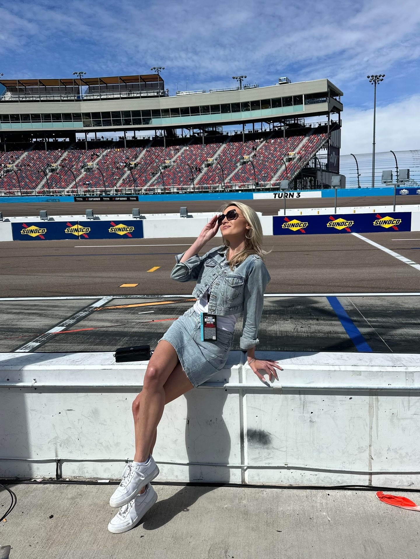 Another day at the track 🏁

Pit passes, garage access, suite views and the roar of the engines all afternoon. Watching @IndyCar at @phoenixraceway was such a fun way to spend a Saturday. @nascar #IndyCar #Nascar