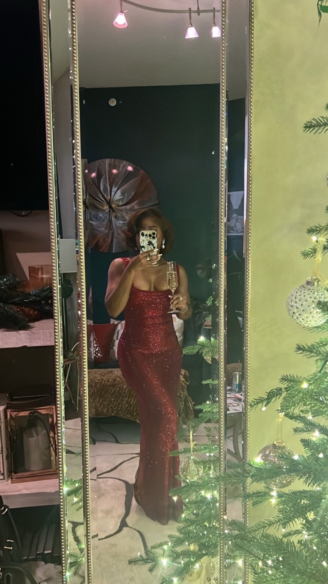 This red sparkle dress is everything for holiday parties, date nights, or ringing in the New Year ✨

Flattering fit, subtle shimmer, and that “where did you get that?” energy.

I’ve linked this look (and similar styles) on LTK 🤍#LTKHoliday 

#LTKootd #LTKWedding