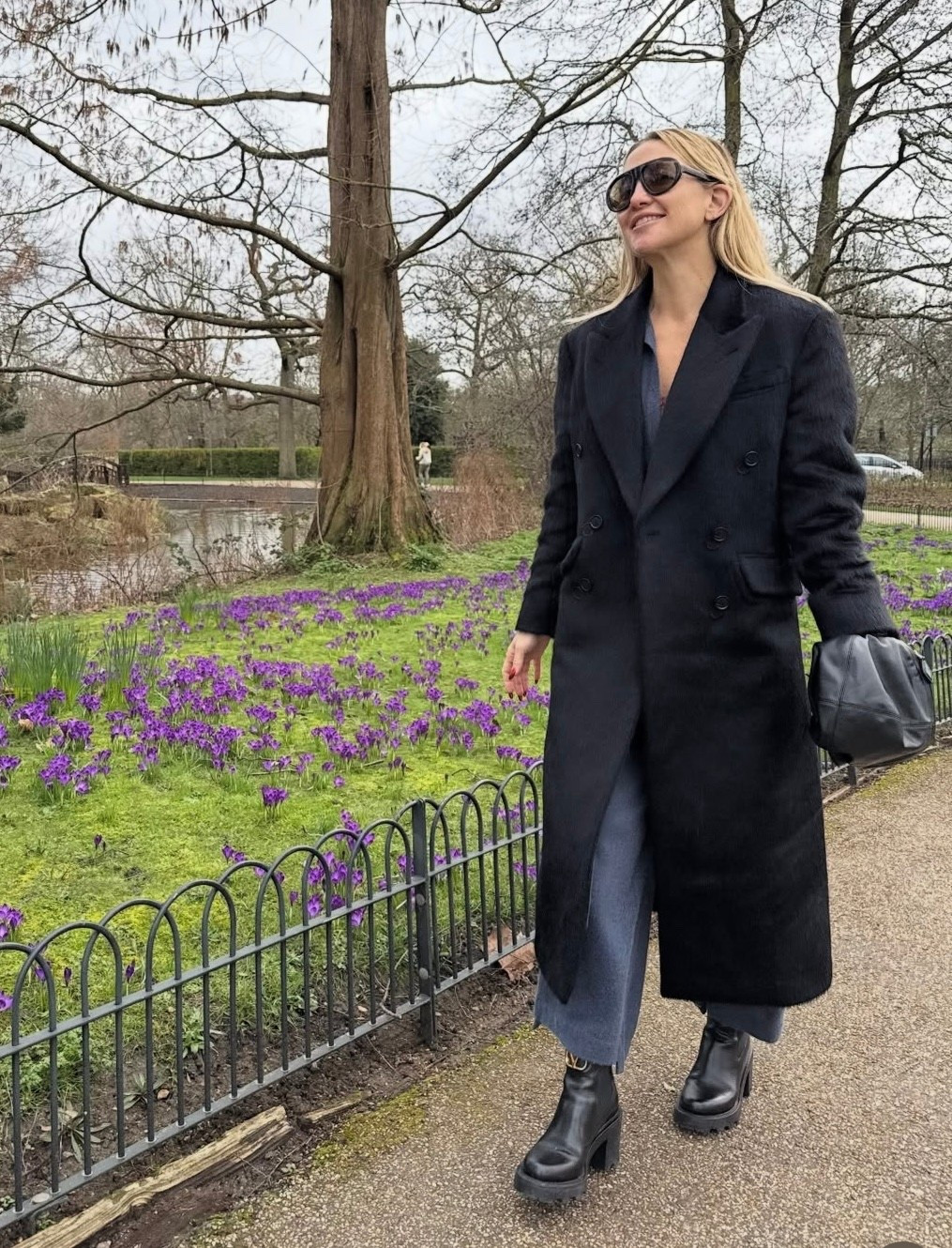 Kate Hudson’s off-duty street style is the definition of quiet luxury in motion.

The long tailored black coat
Relaxed wide-leg trousers
Chunky platform ankle boots
Oversized sunglasses
A soft leather clutch

Clean lines. Strong proportions. Neutral palette.
This is the modern capsule wardrobe formula that makes simple pieces look instantly elevated.

To get the look:
start with a structured full-length wool coat
add fluid wide-leg pants for movement
ground it with a bold lug-sole boot
finish with minimal accessories in black leather

Effortless. Polished. Repeat-worthy.

Shop the exact Kate Hudson inspired coat, platform boots, wide-leg trousers, oversized sunglasses, and everyday clutch linked here