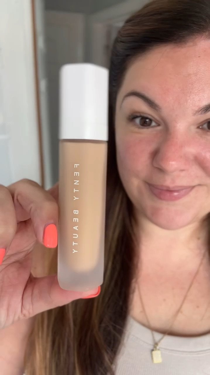 Golden Hour in a bottle 🌅

The new @fentybeauty Soft’Lit naturally luminous foundation. A medium coverage and buildable foundation that gives you a natural golden hour glow that lasts all day without being greasy. 

Natural luminosity that gives you that lit from within look suitable for all skin types. 

Sweat resistant & transfer resistant! Shes got staying power.

Also super hydrating and brightens and evens out skin tone. For a flawless healthy looking skin finish. 

Available in 50 shades !! Phenomenal!! 

RRP £34.00 

Also new in the perfect tear dropped shaped foundation brush for and allover and precise application. 

RRP £29.00

Available now @sephorauk 

[PR/AD]

.
.
.
.
.
.
.

Makeup, New Makeup, Hybrid Makeup, Natural Makeup, No Makeup Makeup, No Foundation Foundation, Summer Makeup, Hydrating Makeup, Glass Skin, Glowing Skin, UK Makeup, Makeup Musthaves, Makeup Look, Makeup Tutorial, New Makeup, Easy Makeup, Makeup Essentials, Every Day Makeup, Makeup, UGC content, Beauty Influencer, Fenty Beauty, Fenty Foundation, Glowy Foundation, Dewy Foundation 

#fentybeauty #fentyfoundation #softlitglow #fenty #makeupbase #nomakeupmakeup #glowingskin #newmakeup #ukmakeup #makeupproducts #makeupreels #makeuplooksgood #wakeupandmakeup #beautylovers #makeupover30