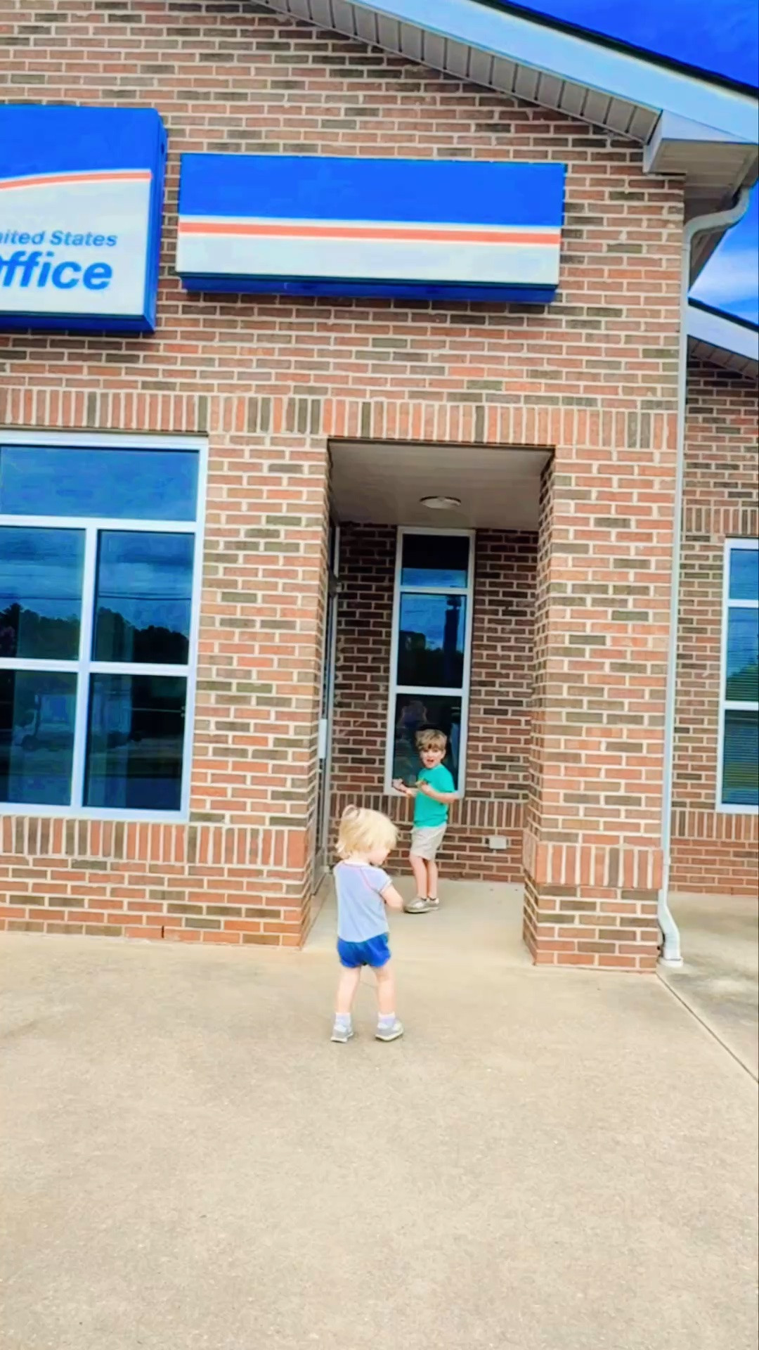And today has been a post office 🏤📬📦 run and a trip to our favorite 🤩 little playground 🛝 right near us - with all the wide open spaces 🌳🌾 , a picnic 🧺 lunch 🥪 , and saying hi to sweet  horsie friends 🐴🫏, too!! 🌼 Oh these are the days!!! 🫶🏽