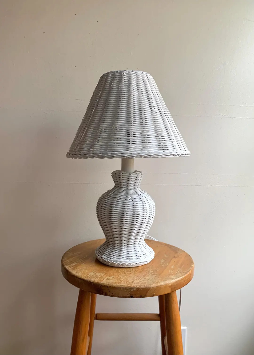 Vintage White Wicker Table Lamp/ Working Vintage Lamp/ White Coastal Lamp/ Lamp With Wicker Shade... | Etsy (US)