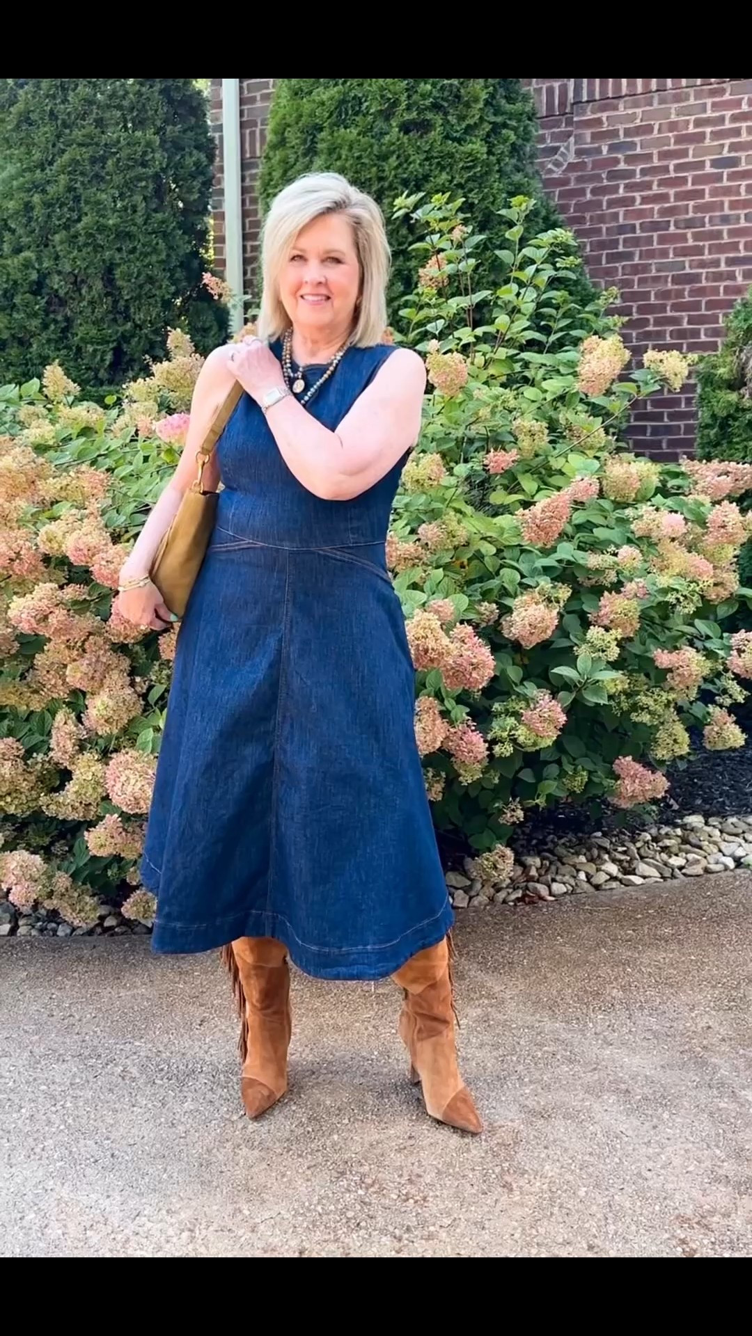 Women of a certain age 🙋🏼‍♀️ are considered to be stuck in their ways, not willing to try new things, and stubborn. 😒 I refuse to fall into that mindset, and even if a new trend doesn’t work out, I’m still going to try it. Fringe is a trend this fall that I’m loving!!! The boots…spectacular! What do you think? Are you brave enough to try a new trend?


#LTKOver40 #LTKStyleTip