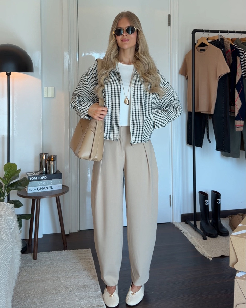 ZARA AUTUMN HAUL OUTFIT 1 🤍🍂 
➡️ my sizes (I am 1,70m tall):
- beige pants: size XS 
- white knit shirt: size S
- bomber jacket: size XS
- ballet flats: true to size