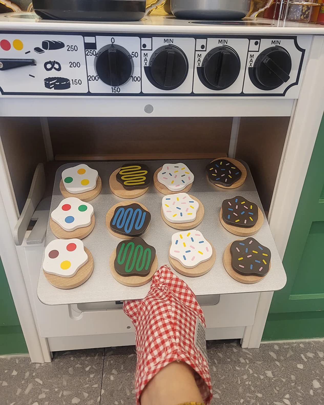 Melissa & Doug Slice and Bake Wooden Cookie Play Food Set - Pretend Cookies And Baking Sheet, Woo... | Amazon (US)