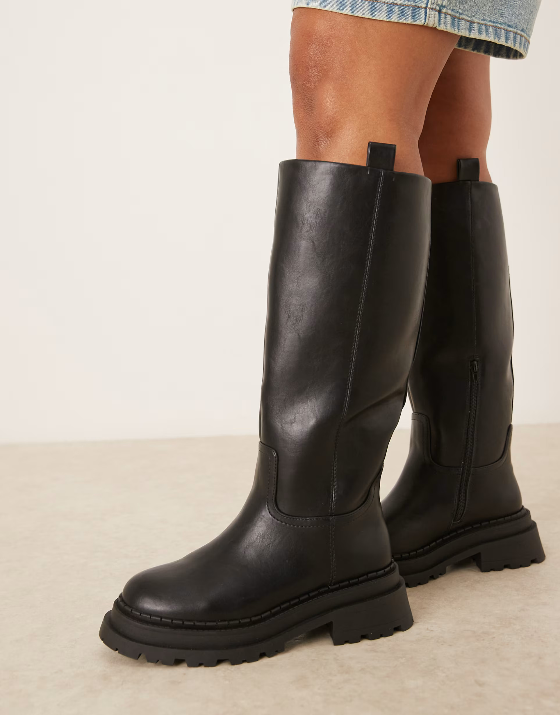 ASOS DESIGN Curve – Cecilia – Flache, kniehohe Stiefel in Schwarz mit dicker Sohle | ASOS (Global)