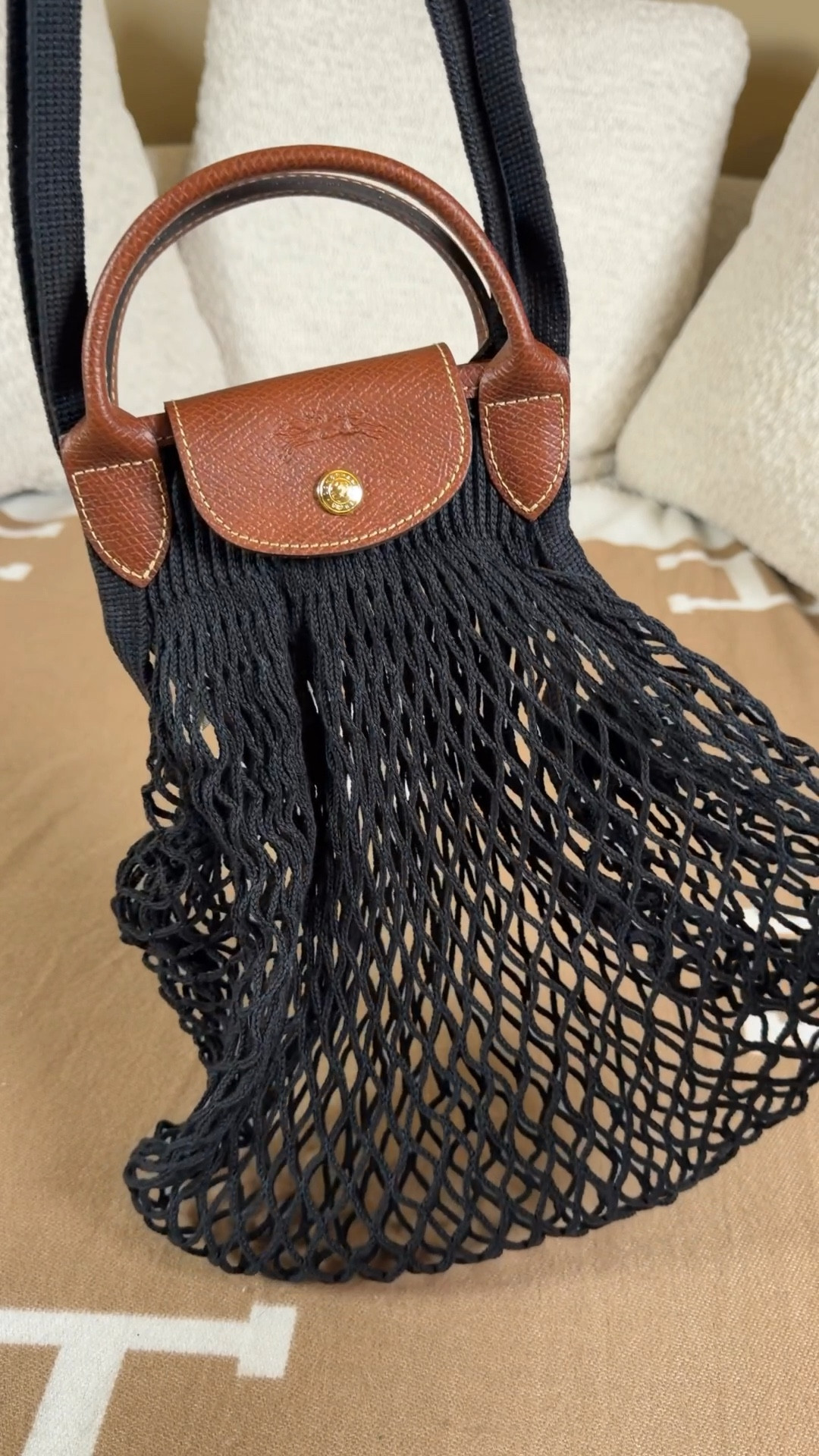 I just got in the Longchamp Le Pliage Le Filet bag just in time for spring and summer 😍 it’s giving me mermaid vibes 🧜🏻‍♀️ comment SHOP & I’ll dm you the link ❤️

I’m not usually a huge fan of net bags but I saw a pictures of this Longchamp bag in action packed full and I loved it so much!

It’s giving, mermaid trinket collecting bag 🧜🏻‍♀️ 

I got the size large in black so I don’t have to worry about the white getting dirty and I don’t have very many black bags so this was the perfect addition to my purse collection 🖤

Longchamp Le Pliage Le filet net bag


Comment SHOP below to receive a DM with the link to this post on my LTK ⬇ https://liketk.it/60K0W #ltkdayinmylife #ltkootd #ltkgrwm