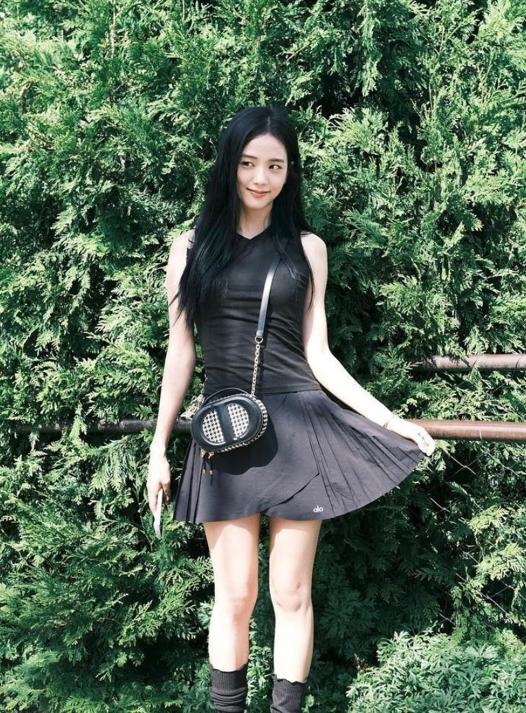 Tenniscore in Seoul”

⸻

sunshine, pleats, and that effortless Korean cool 🖤✨

spotted this look on the streets of Seoul and couldn’t take my eyes off it —
she’s wearing the alo Match Point Tennis Skirt, and it’s honestly the perfect sporty-chic piece.

✅ comfy, flattering fit
✅ wide waistband = cropped top friendly
✅ light & breezy for tennis, golf or just city walks

just a heads up — it runs true to size, but the hem is on the shorter side.
(choose darker colors if you’re worried about sheerness!)


#TenniscoreTrend #SeoulStyle #AloTennisSkirt #KoreanOOTD #LTKfashion #MatchPointSkirt #EffortlessChic #KFashionFinds #SportyStyle #LTKlinkinbio


#LTKasia #LTKkorea #LTKsummer