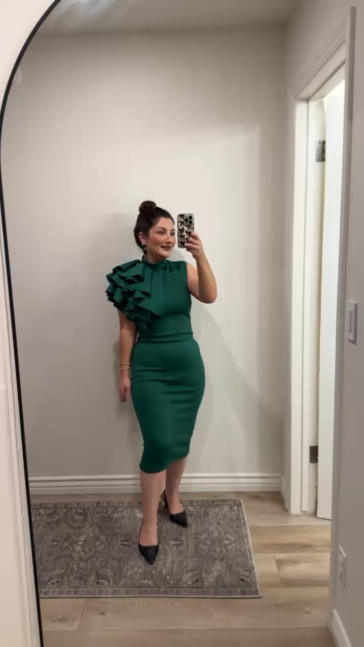 Cocktail dress with a gorgeous ruffle neckline! Size small (5'0" 140lbs)


#LTKFindsUnder50 #LTKWedding #LTKPetite