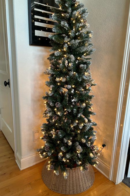 Perfect pre-lit tree to fit into any space 


#LTKhome #LTKSeasonal #LTKHoliday