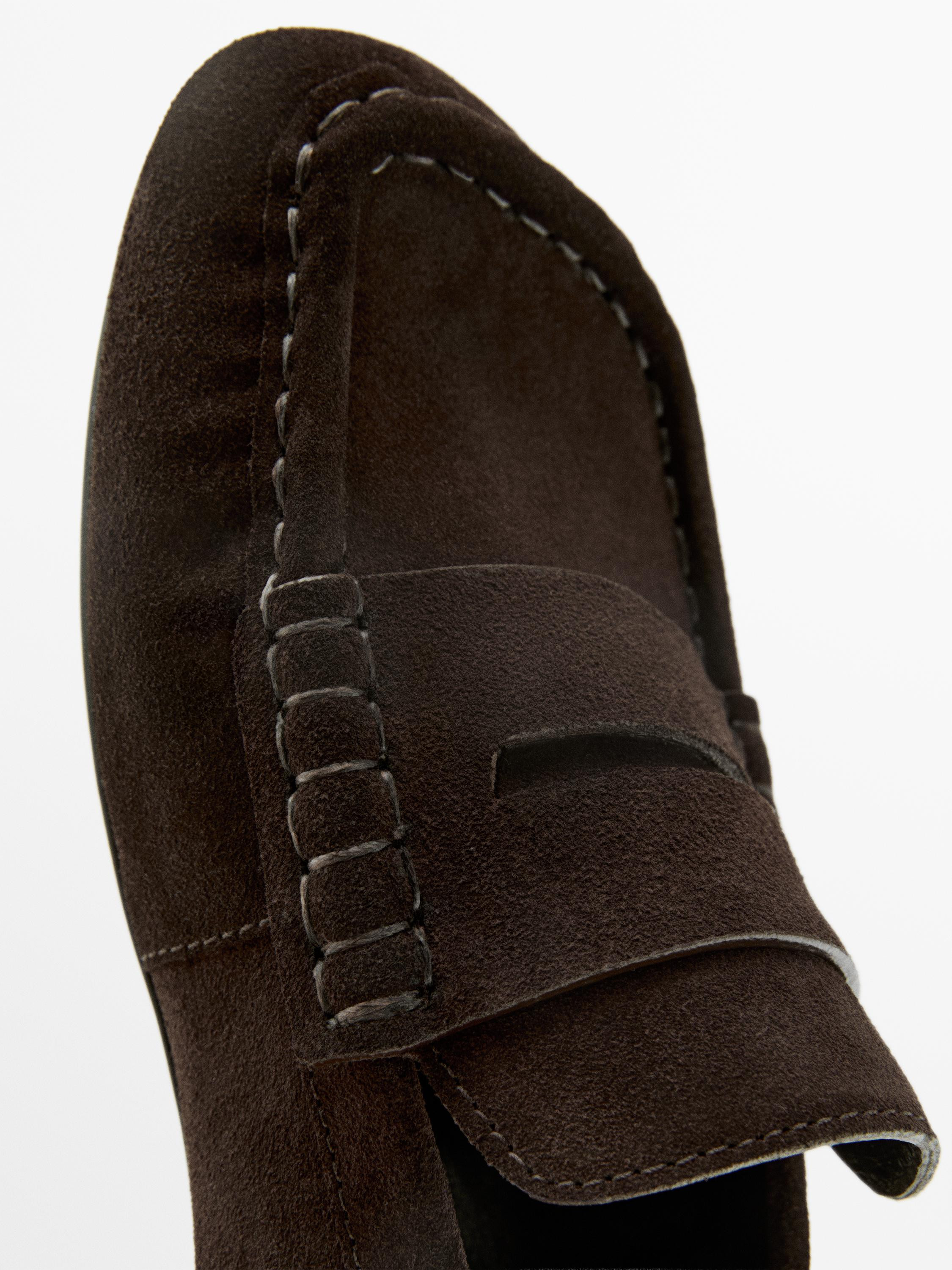 Réalisé en cuir de bovin avec finition en croûte de cuir. Patte décorative. Ganse . Doublure ... | Massimo Dutti FR