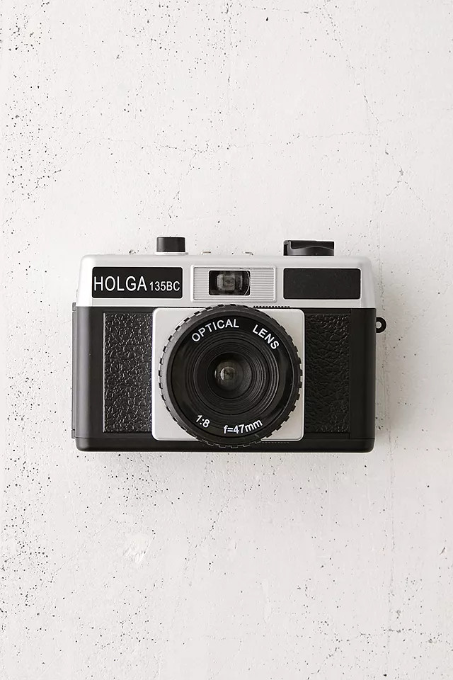 Holga UO Exclusive 135BC 35mm Black & Silver Camera | Urban Outfitters (EU)
