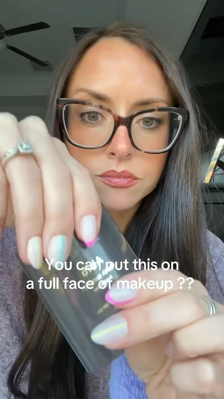 Not exaggerating when I say these are the best applicators for sun screen !! Can’t get much easier than this. Comes in glowy & matte finishes - I use both depending on the day.. but I always put over my makeup for extra sun protection ! 

AD @abib.global #abib #sunscreen #quicksunstick #koreansunscreen #sunscreenviral