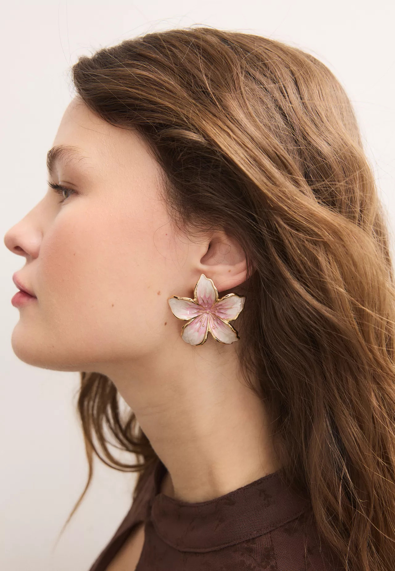 Enamelled flower earrings - Women's fashion | Stradivarius United Kingdom | Stradivarius (UK)