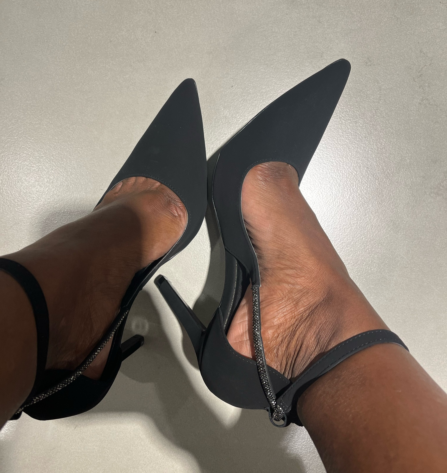 Os detalhes em strass estão super em alta nos Scarpins. Aposte nessa tendência! 