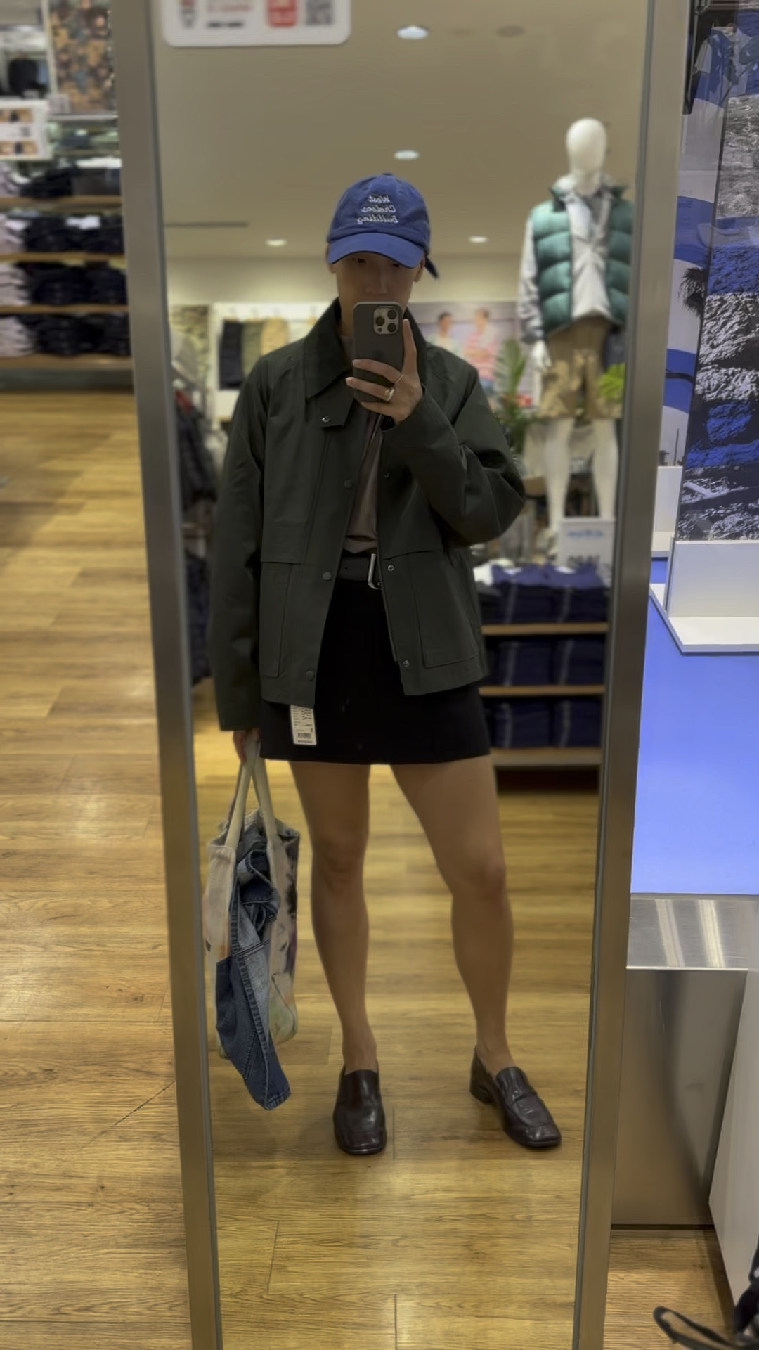 A great jacket - utilitarian but clean lines. Practical pockets and a button detail on the inner/shell sleeve for water protection. The corduroy collar adds texture. I like all colours! I’m trying men’s S here . 