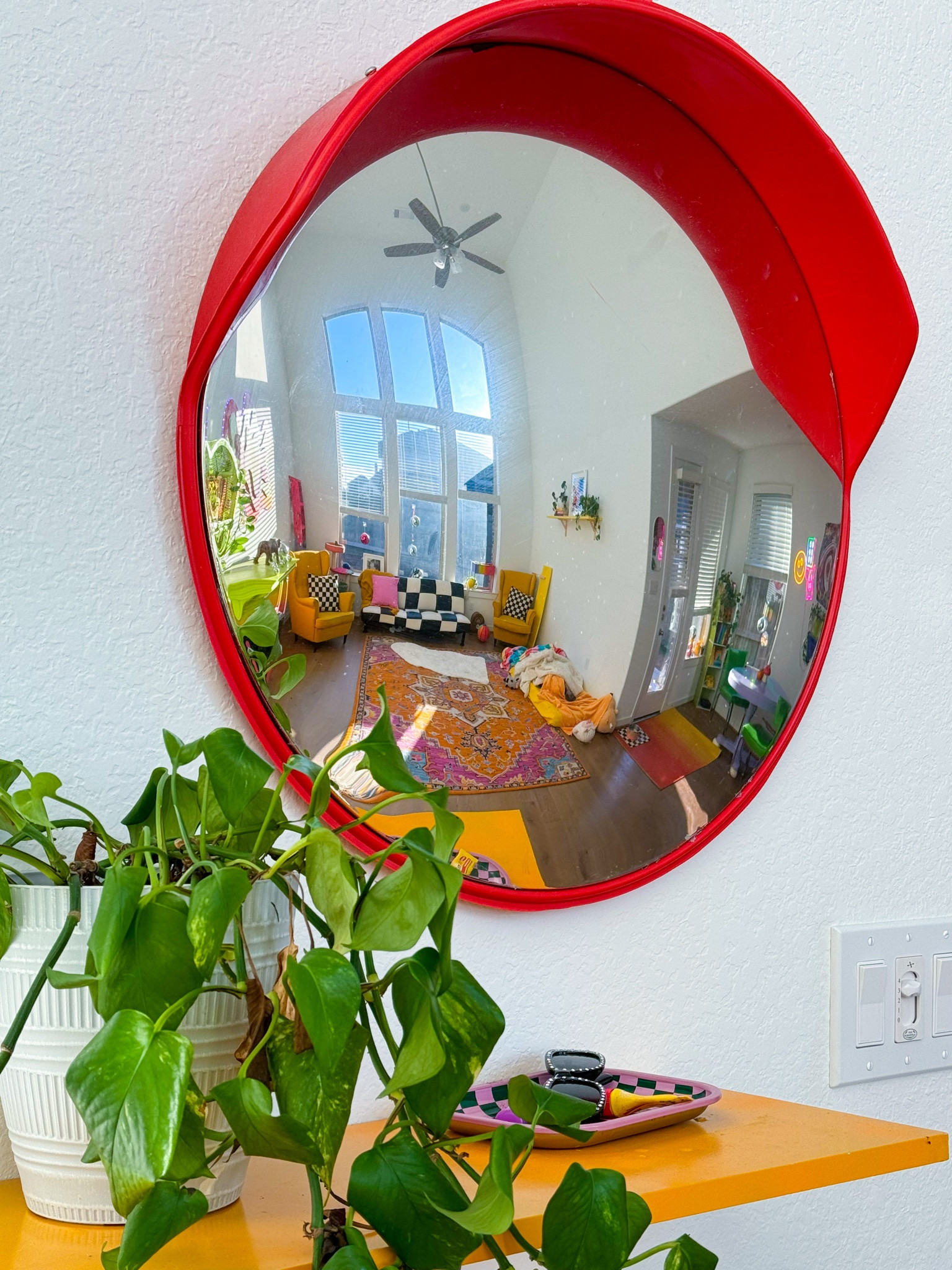 I just can’t get enough of this mirror!!🤩 I love putting home decor items in places it’s not originally intended for, so that’s how this garage mirror made its way to my living room!🤣🧡 The perfect spot to fix my makeup real quick, and of course the best mirror pictures!!✨