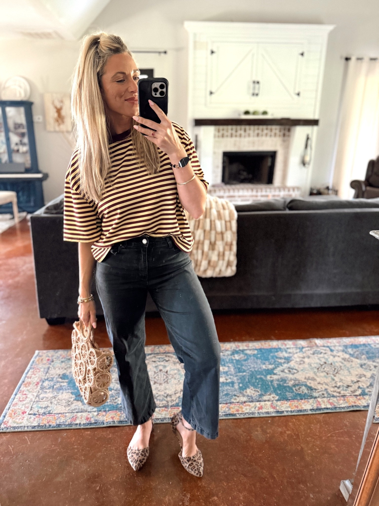 Basic early fall outfit perfect for everyday moms!

#LTKootd #LTKgrwm #LTKOver40