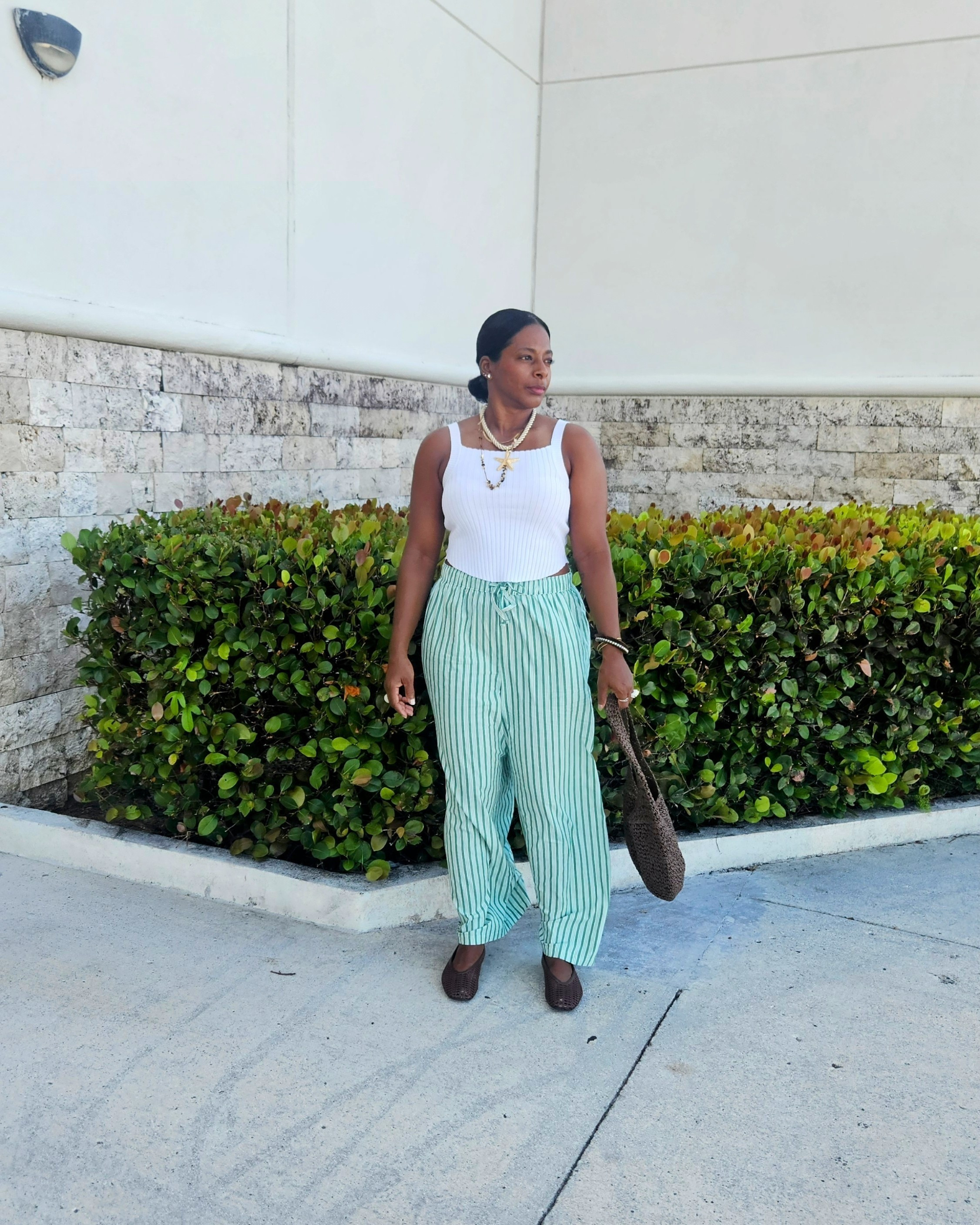 Actualización de armario versión spring - summer. Esta vez se le suma a mi cartera de paja estos pantalones de líneas y las balerinas qué tanto sean visto y me han gustado. 

#LTKgrwm #LTKootd #LTKSeasonal
