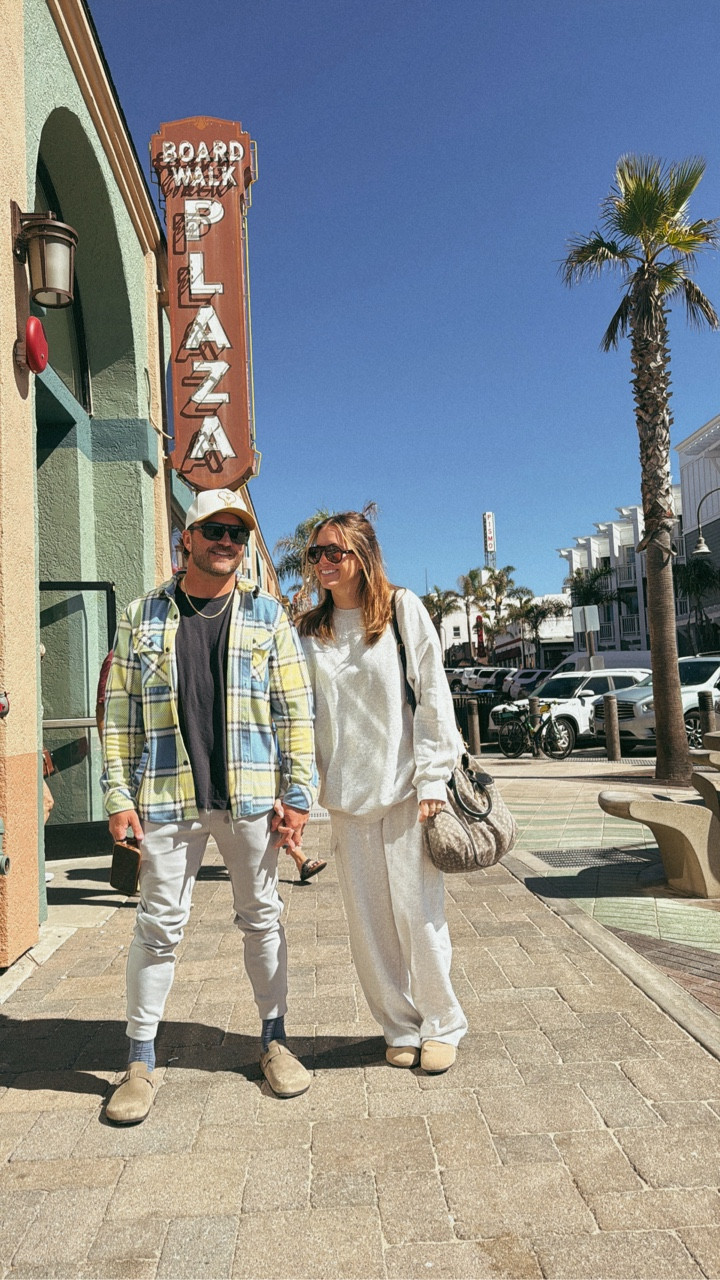 Looooving this set!!
Wearing a size XL in the sweatshirt and Medium in the pants!! 
@walmartstyle
#walmartpartner
#walmartfashion