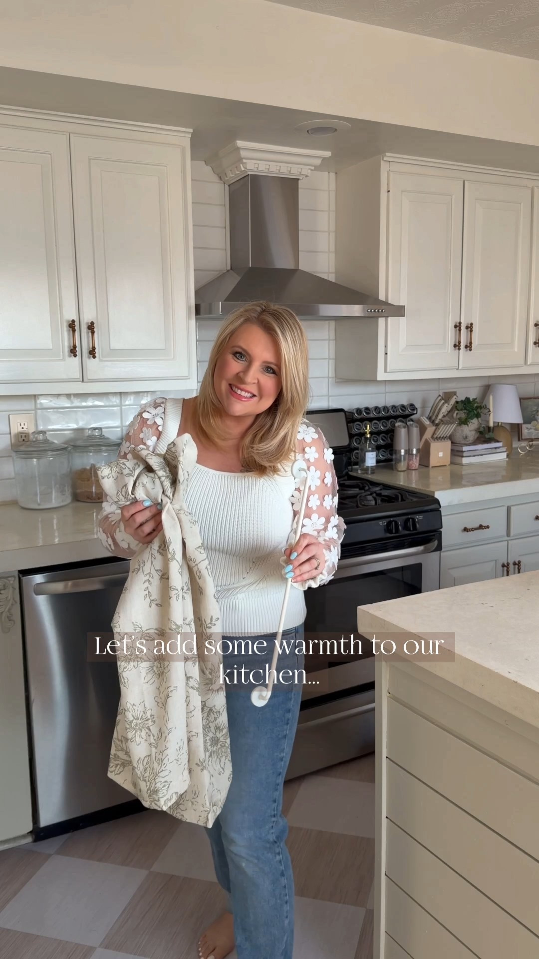 Adding cozy to our kitchen! #diyhome #cozyhomedecor 