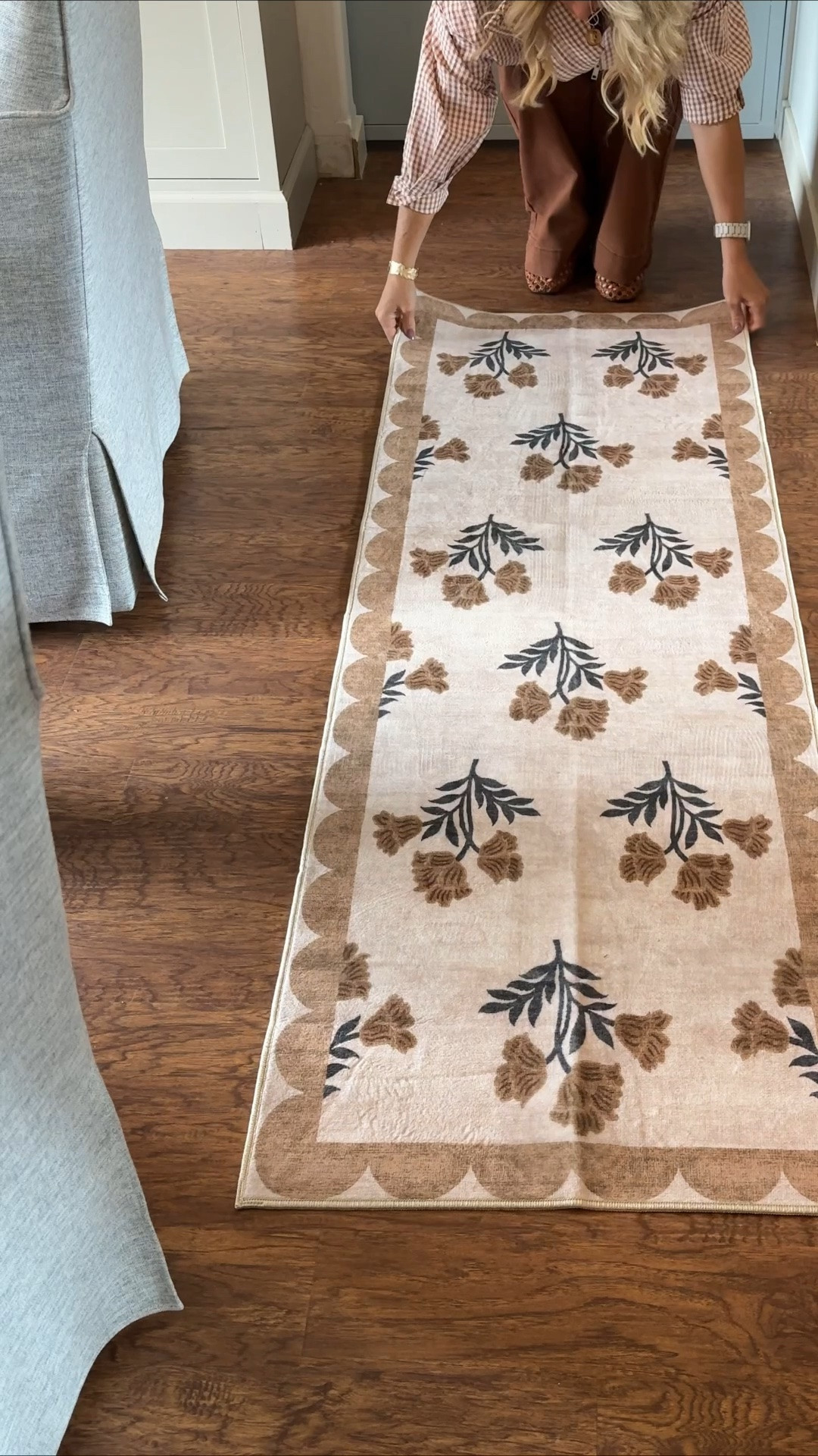 This rug checks ALL the boxes 🤎 Washable, incredibly soft, affordable AND it has a grippy backing so it stays put! It comes in so many sizes too, and I love the pretty floral pattern and decorative border. Such a good find for fall!