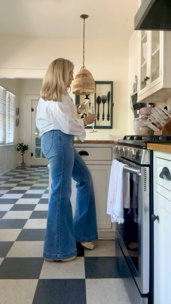 Rollas East Coast Flare Jeans - THE jeans for spring. Fits TTS (wearing a size 27)

#LTKstyletip #LTKmidsize #LTKSeasonal